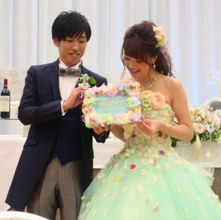 ベストブライダル公式さんのインスタグラム写真 - (ベストブライダル公式Instagram)「@bestbridal.jp 💒 ベストブライダルの花嫁さんは #ベストブライダル花嫁 #BB花嫁 にお写真を投稿してください♩ . . 会場名：#アートグレイスウエディングコースト新浦安 @artgrace_shinurayasu . . パステルレインボーのお花でとっても華やか🌈とびきり可愛いキャンドルボードをご紹介します✨ . こちらはアートグレイスウエディングコースト新浦安で挙式をされた、卒花嫁の @shirori_t_wedding さんのお写真です🎵 . なんとこちら、新郎さんの手作り！！✨ . 数年前、新郎さんの誕生日に花嫁さんがキャンドルを作ってあげた事があったのだそう。『今度は２人で作りに行こうね』と約束していましたが、新郎さんの転勤等が重なり実現できなかったのだそうです。 . そのキャンドルを作った思い出のお店に新郎さんが行き、花嫁さんの大好きを詰め込んだ手作りにチャレンジ！💕 . そして披露宴でサプライズプレゼントしてくれたそうなんです💗とっても素敵なエピソードでほっこりしてしまいますよね🎵 . #サプライズ を考えている新郎さんに参考にしてもらいたいアイデアです✨ . プレ花嫁さんは新郎さんにこっそり見せてみてもいいかもしれませんよ💐 . また、キャンドルボードはウェルカムボードや #両親贈呈品 として送るアイテムとしても最適なので、是非参考にしてみてくださいね😊 . . . ＼ウェディングフォト募集中❤️／ . 当アカウントでリグラムOKなベストブライダルの卒花嫁orプレ花嫁の皆様は、 #ベストブライダル花嫁 もしくは  #BB花嫁 のハッシュタグをつけて投稿をお願いします💕 . . ※BB花嫁に投稿があったお写真をリグラムする際は個別にご連絡は行っておりません🙇予めご了承ください＊* . . ＝＝＝＝＝＝＝＝＝＝＝＝ 💒ベストブライダルとは？ ＝＝＝＝＝＝＝＝＝＝＝＝ . ＊アートグレイス ＊セントグレース ＊アプローズスクエア ＊ストリングス ＊アフロディテ . など、全国（東京、横浜、浦安、千葉、仙台、名古屋、大阪、京都）でゲストハウスを運営し、多くのお客様の人生の節目となるウエディングを手がけています💕 . また、多くのお客様にお帰りいただけるレストラン、ホテルもご用意しています🍴 . . 💒【各会場のアカウントについて】 私たちの会場は @bestbridal.jp のフォロ一覧からご覧頂けます✨ . 💐【ブライダルフェアの予約について】 各会場のアカウントのプロフィールURL🔗にある会場HPからご予約いただけます✨ . . ＝＝＝＝＝＝＝＝＝＝＝＝ 💗たくさんの、LOVEを届けよう ＝＝＝＝＝＝＝＝＝＝＝＝ . #たくlove 私たちのブランドスローガンは「たくさんの、LOVEを届けよう」💕 . お客様との出会いは、一生における祝福の瞬間を祝う、始まりです。 . 私たちはお客様との出会いを大切に、おふたりの人生を祝福し続ける存在でありたいと考えています🕊 . ベストブライダルは、世の中で1番、たくさんのLOVEが届く瞬間をお祝いする企業を目指します♡ . . . #結婚式 #花嫁 #プレ花嫁 #卒花嫁 #結婚式準備 #ウェディング #ウエディング #ベストブライダル #日本中のプレ花嫁さんと繋がりたい  #結婚式DIY #婚約 #プロポーズ #結婚式場 #結婚式レポ  #2019春婚 #2019夏婚 #2020春婚 #ナチュラルウェディング #花嫁DIY #プレ花嫁準備  #ウェルカムボード」4月15日 22時27分 - bestbridal.jp