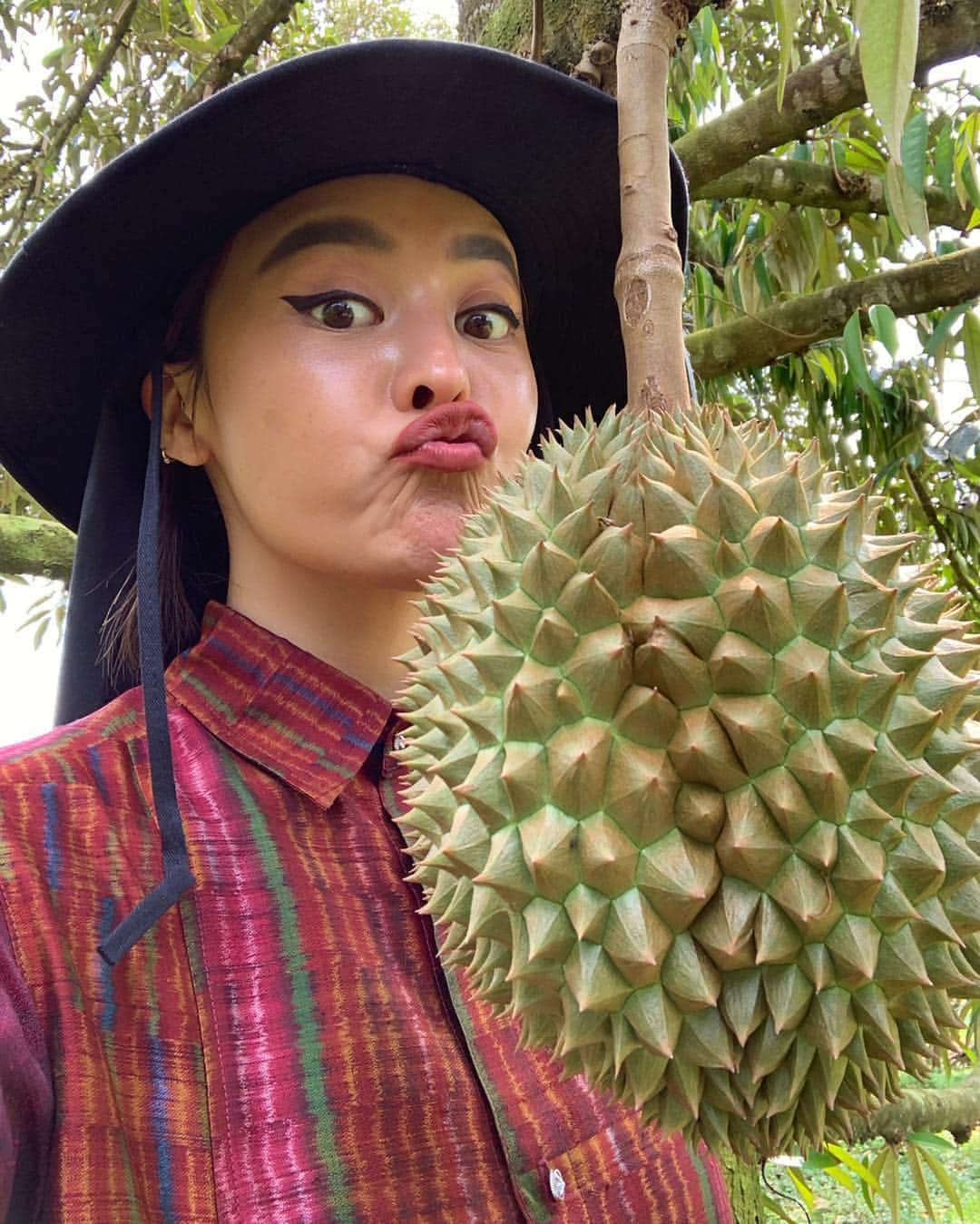 Amata Chittaseneeさんのインスタグラム写真 - (Amata ChittaseneeInstagram)「Durian-The king of fruits - 🤗 ทุเรียนป่าละอู  ออกจากป่าเชียงดาว ไปอีกป่า 55 - วันนี้ใส่มัดหมี่โฮลเกียตริ ทอด้วยมัดหมี่โฮลล้วนๆๆโดยดึงให้มันตรงตามมัดหมี่. ทอแบบไม่ได้ดึงให้เอียง  โฮลเกียตริซอด - #pearypiewearsthaifabric」4月15日 22時28分 - pearypie