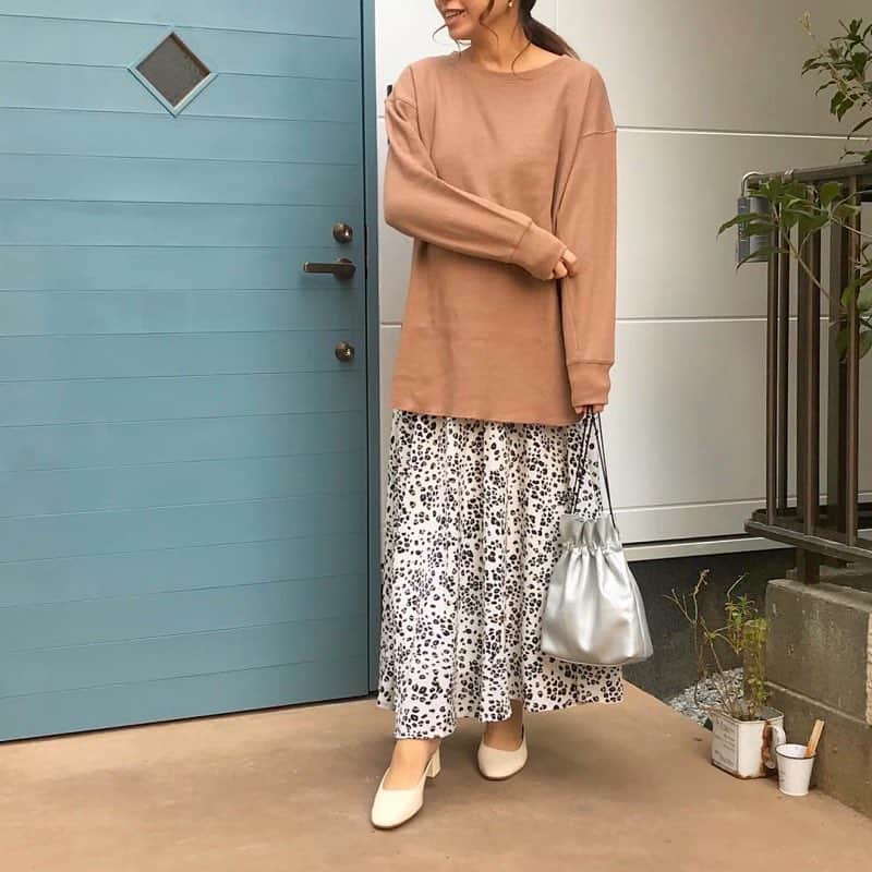 ALICEYさんのインスタグラム写真 - (ALICEYInstagram)「.﻿ ﻿ GUのハニカムロングスリーブTは、今年トレンドの長めの袖と、計算されたシルエットが特徴！﻿ ﻿ どんなボトムスとも相性が抜群の着回し力で、これからの季節に活躍すること間違いなしです❣️﻿ ﻿ ﻿ ﻿﻿ GUの#ハニカムロングスリーブT （990円／税別）は、前身頃より、後ろ身頃の丈感が長くなっているのが特徴😊﻿ ﻿ 気になる腰回りやヒップをカバーしてくれます✨﻿ ﻿ さらにサイドスリットが入っているので、長めの丈感でもスッキリ着られるのがうれしいポイント！﻿ ﻿ ﻿﻿﻿﻿ ﻿▼ プロフィールのURLから記事チェック！ ▽﻿﻿﻿﻿ ﻿﻿﻿ 「絶妙な丈感が◎！　シンプルに差がつくGUのハニカムロングスリーブT」﻿﻿﻿ ﻿﻿﻿ ﻿﻿﻿﻿ @kanaripo216 @ayano.s_1214 @puu326 @ano.ai @mami12170502 ﻿﻿﻿ thanx❤︎﻿﻿﻿﻿ ﻿ .﻿ #アリシー #ジーユー #プチプラコーデ #着回しコーデ #着回し#プチプラファッション #ファッション #いもむし女子#ユニクロguコーデ部 #ジーユーコーデ #春カラー #春コーデ #春 #コーデ#大人コーデ #大人カジュアル#ファッション好きな人と繋がりたい #おしゃれさんと繋がりたい#gu#gu購入品#ジーユー購入品 #おしゃれママ #カジュアルファッション #カジュアル女子 #大人カジュアルコーデ#おしゃれ好き」4月15日 22時28分 - alicey.jp