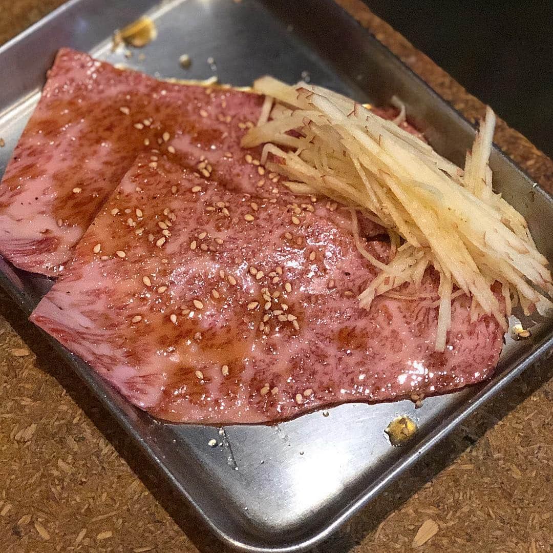 Mika Jimboさんのインスタグラム写真 - (Mika JimboInstagram)「@itsmelettucebrother オヌヌメの焼肉、渋谷 #どうげん で真ん中バースデー🎈4/8生まれと4/20生まれのうちら🙋🏾‍♀️🙋🏽‍♂️モクモク系のコスパはなまる焼肉💯ばり臭くなるけどばり美味しい〜💕💕💕. 名物？の#りんご が美味しすぎてリピートして食べた🍎🍎🍎 軽く炙ったお肉にりんごを巻いて食べるのがばりうまーい🍎💕🥺🤟🏾. #平日焼肉部 #焼肉部 #焼肉どうげん #焼肉ババア #東京のうまいメシシリーズ #渋谷 #shibuya #ヤキニクホルモンどうげん」4月15日 22時28分 - mikajimbox