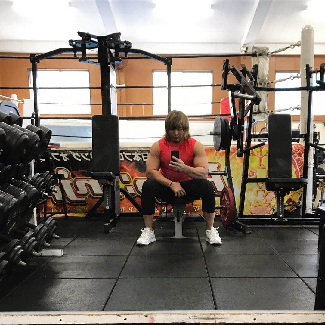 棚橋弘至さんのインスタグラム写真 - (棚橋弘至Instagram)「腹筋とスクワットはできる。 #njpw」4月16日 9時31分 - hiroshi_tanahashi