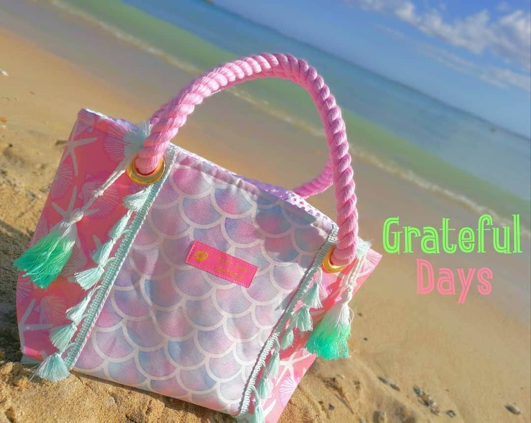 Moco Lima Hawaiiさんのインスタグラム写真 - (Moco Lima HawaiiInstagram)「New* Drawstring Tote Bag Pink Mermaid,  Made By Moco  #pink#mermaid#ocean#art#designer#handmade#madeinhawaii#mylife#music#photography#lucky#happy#purse#shopping#waikiki#mocolima#モコリマハワイ#ハワイ好き#写真好き#マーメイド ♡モコリマストア@ワイキキは今日も元気に営業中です！　13:00-18:00 ♡  皆さまのご来店を心よりお待ち致しております〜！」4月16日 9時33分 - mocolimahawaii