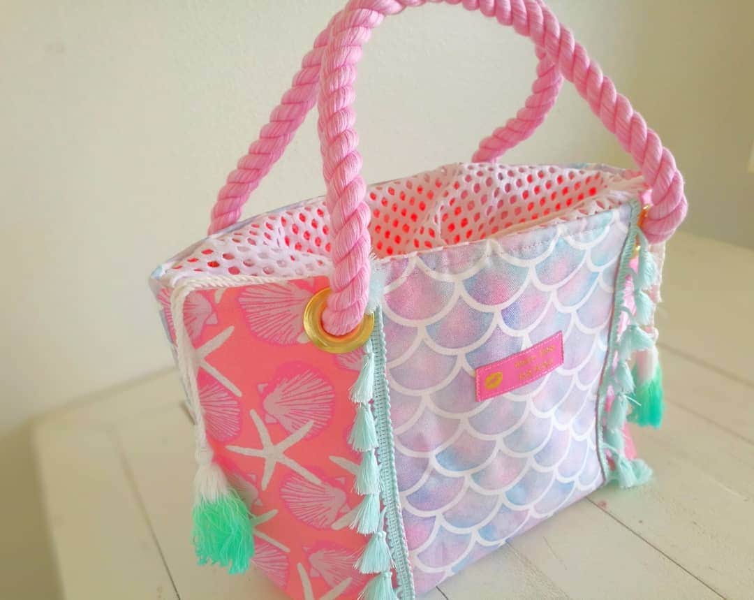 Moco Lima Hawaiiさんのインスタグラム写真 - (Moco Lima HawaiiInstagram)「New* Drawstring Tote Bag Pink Mermaid,  Made By Moco  #pink#mermaid#ocean#art#designer#handmade#madeinhawaii#mylife#music#photography#lucky#happy#purse#shopping#waikiki#mocolima#モコリマハワイ#ハワイ好き#写真好き#マーメイド ♡モコリマストア@ワイキキは今日も元気に営業中です！　13:00-18:00 ♡  皆さまのご来店を心よりお待ち致しております〜！」4月16日 9時33分 - mocolimahawaii