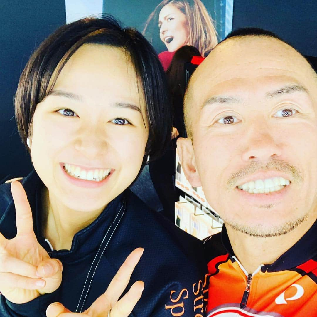 兼子ただしさんのインスタグラム写真 - (兼子ただしInstagram)「札幌storeに凄っ新人が入った！ 『小野祐佳里』身長175㎝、バレーボール歴10年のバリバリ体育会系で、中高の体育教員免許も持つ。見た目のほんわか美人とのギャップが凄い。  売れるオーラビンビンです、 いつの日か『ポカリスエット』や『カルピス』とかのCMで出そうだ。  兼子を軽々おんぶしちゃう腰の強さ。  見た目キレイで、 長身で、スポーツバリバリで、教員免許、 反則だ、、、、凄っ新人。 1度あったらファンになる。  https://kanekostretch.jp/  #銀座ストレッチ #3分ストレッチ #理学療法 #ストレッチ専門店 #兼子ただし #札幌store#小野祐佳里」4月16日 9時33分 - kanekostretch