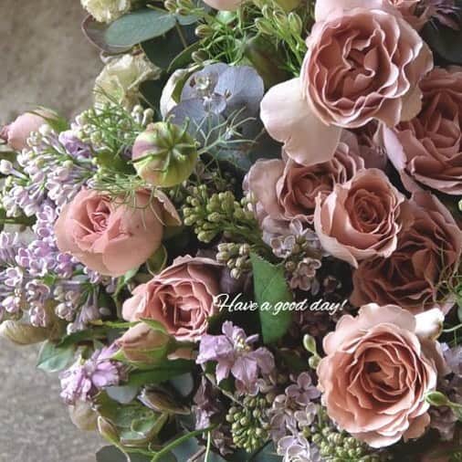 雑誌『花時間』さんのインスタグラム写真 - (雑誌『花時間』Instagram)「おはようございます。これから、バラの季節がやってきますね。切り花として一年中出回るバラでも、もっとも美しいのはこれからのシーズン。濃きも淡きも、そのバラ本来の色合いで花屋さんに登場します。参考までに、このバラは「シュナーベル」。ベージュピンクの花びらを波打たせる、たおやかさで、多くのバラ好きを惹きつけています。香りはフルーティ。もうすぐ旬を迎えるライラックと出会わせてみませんか？  では、本日も元気smile😊😊😊で頑張りましょう！ 我が家の野バラも青々と葉を茂らせ、花の準備を始めています。by ピーターパン  花 @blossom_shima  #hana #flower #flowers #flowerslovers #flowerstagram #pinkflowers #花時間 #花時間2019  #花好き #花藝 #花好きな人と繋がりたい #花が好きな人と繋がりたい #花のある生活 #花のある暮らし #バラが好き #バラの季節 #ライラック #botanicallife #花屋さんへ行こう」4月16日 9時36分 - hanajikan_magazine