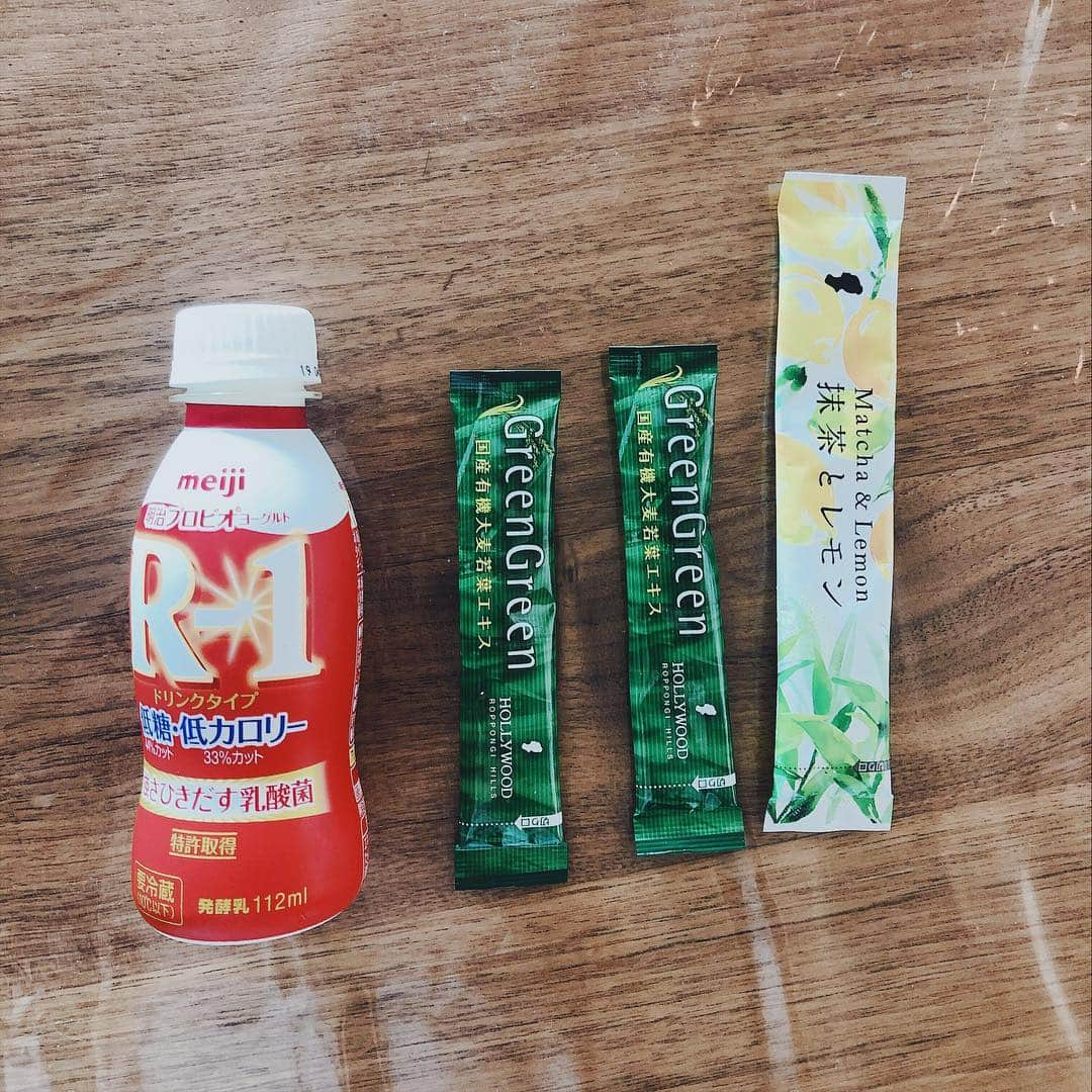 広瀬未花さんのインスタグラム写真 - (広瀬未花Instagram)「朝の習慣をご紹介🌱 ・  @hollywood_cosmetics より発売のGreenGreenとMatcha&Lemonを飲んでます♬ お友達におススメされて既に二年くらい飲んでるのですが、今回はリニューアルしてオーガニックJAS認定も受けてさらに味わいもパワーアップ。 Matcha&Lemonのほうが甘さ控え目になり、私的にはとっても嬉しい❤︎ ・ おススメの飲み方は... 120ccの冷水にGreenGreen2包 とMatcha&Lemon2包をシェイカーにいれてよく振って出来上がり！ 甘さ控え目な方はLemon1包にしてみてね♬ ・ 私はR-1の低脂肪タイプの 飲むヨーグルトにGreen Greenを2包いれて良く振って飲むのも本当おススメ❤︎ ・ 長期海外ロケ中には、このドリンクがマストなんですよぉ。 2.3週間も海外にいると栄養も偏ってきて口内炎など出てきやすかったりしますが、 GreenGreen飲み始めてからは調子も良くて本当に助かってる❤️ 味も美味しくて飲みやすいの(๑˃̵ᴗ˂̵) ・ ・ ・ ・ さて、今日もこれ飲んで頑張ります♬♬ ・ ・ かなりこだわり抜かれた素材から作られているので、参考までに⏬ ・ ・ ＜こだわりのオーガニック素材＞ ○国産有機抹茶 こだわりの有機農法で、ていねいに育てられた有機抹茶です。鹿児島産と静岡産のお茶をブレンドし、それぞれのお茶の長所を引き立てて、バランスのよいおいしいお茶に仕上げる「合組(ごうぐみ)」という技術を取り入れて作られています。 🍵 ○有機レモン果汁 イタリアの契約農家で育てられたオーガニックのレモン果汁のみを使用しています。 レモン果汁７％（飲用時） 🍋 ○オーガニックシュガー オーガニックのサトウキビを使用し、自然豊かな甘みを感じられます。 ・ ・ ・ #greengreen #Matchalemon #hollywoodcosmetics  #beauty #organic #drink #JAS認定」4月16日 9時36分 - micahirose