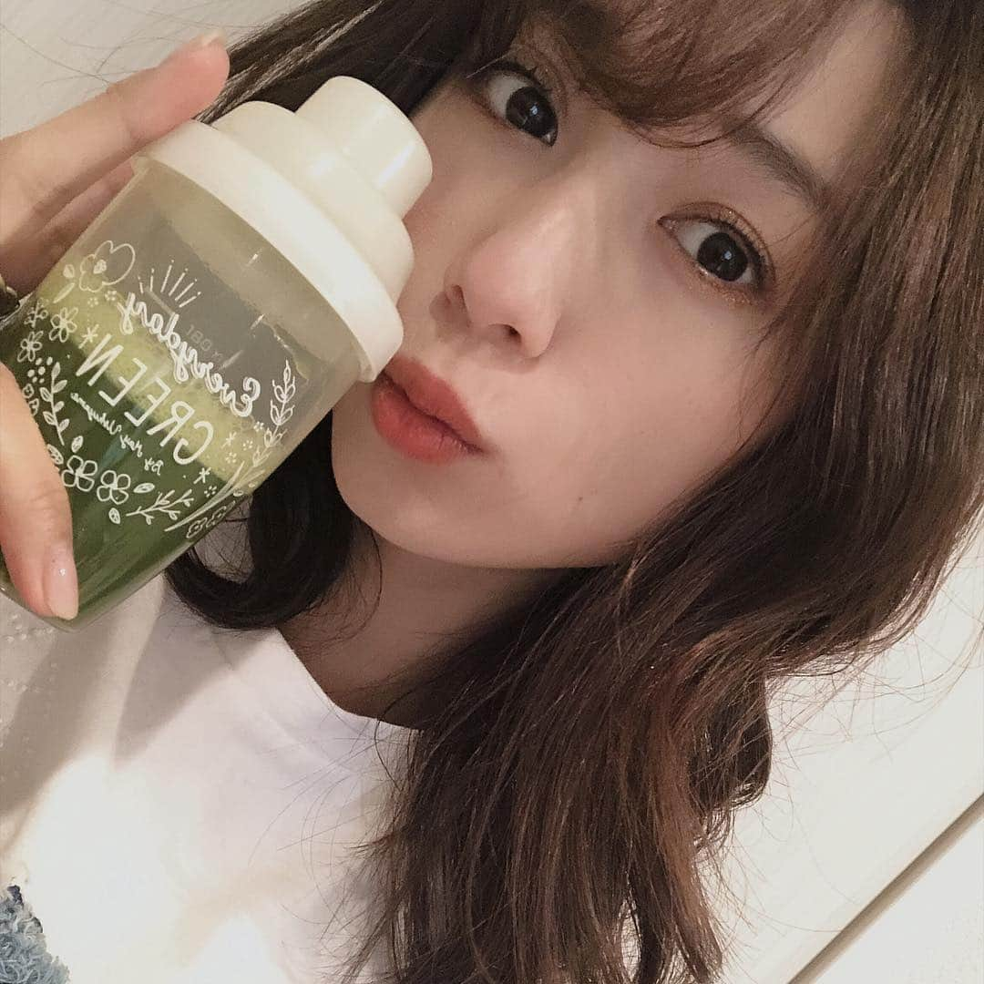 広瀬未花さんのインスタグラム写真 - (広瀬未花Instagram)「朝の習慣をご紹介🌱 ・  @hollywood_cosmetics より発売のGreenGreenとMatcha&Lemonを飲んでます♬ お友達におススメされて既に二年くらい飲んでるのですが、今回はリニューアルしてオーガニックJAS認定も受けてさらに味わいもパワーアップ。 Matcha&Lemonのほうが甘さ控え目になり、私的にはとっても嬉しい❤︎ ・ おススメの飲み方は... 120ccの冷水にGreenGreen2包 とMatcha&Lemon2包をシェイカーにいれてよく振って出来上がり！ 甘さ控え目な方はLemon1包にしてみてね♬ ・ 私はR-1の低脂肪タイプの 飲むヨーグルトにGreen Greenを2包いれて良く振って飲むのも本当おススメ❤︎ ・ 長期海外ロケ中には、このドリンクがマストなんですよぉ。 2.3週間も海外にいると栄養も偏ってきて口内炎など出てきやすかったりしますが、 GreenGreen飲み始めてからは調子も良くて本当に助かってる❤️ 味も美味しくて飲みやすいの(๑˃̵ᴗ˂̵) ・ ・ ・ ・ さて、今日もこれ飲んで頑張ります♬♬ ・ ・ かなりこだわり抜かれた素材から作られているので、参考までに⏬ ・ ・ ＜こだわりのオーガニック素材＞ ○国産有機抹茶 こだわりの有機農法で、ていねいに育てられた有機抹茶です。鹿児島産と静岡産のお茶をブレンドし、それぞれのお茶の長所を引き立てて、バランスのよいおいしいお茶に仕上げる「合組(ごうぐみ)」という技術を取り入れて作られています。 🍵 ○有機レモン果汁 イタリアの契約農家で育てられたオーガニックのレモン果汁のみを使用しています。 レモン果汁７％（飲用時） 🍋 ○オーガニックシュガー オーガニックのサトウキビを使用し、自然豊かな甘みを感じられます。 ・ ・ ・ #greengreen #Matchalemon #hollywoodcosmetics  #beauty #organic #drink #JAS認定」4月16日 9時36分 - micahirose