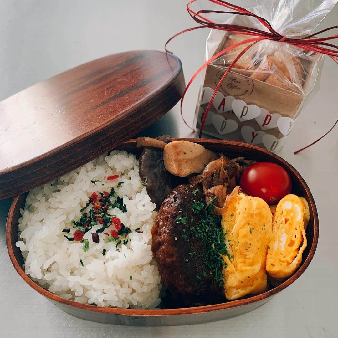 川嵜美佳のインスタグラム：「Today’s #bento  緑ものなく… #パセリ かけすぎたw…（´-`）.｡oO  #チーズハンバーグ #弁当  #エリンギ & #玉ねぎ の#マリネ #だしまきたまご は#創味 の#白だし で。  #パルミエ で #おためし #ラッピング  今日の #おやつ  探しものも見つかって、 ほっとひと安心の朝^ ^☆ さー、今日もぼちぼち。  #つくりおき #お弁当 #おうちごはん #曲げわっぱ #lunchbox #hamburg #lunch #palmier #heart #homemade #sweets #yummy #tokyo #japan #gm」