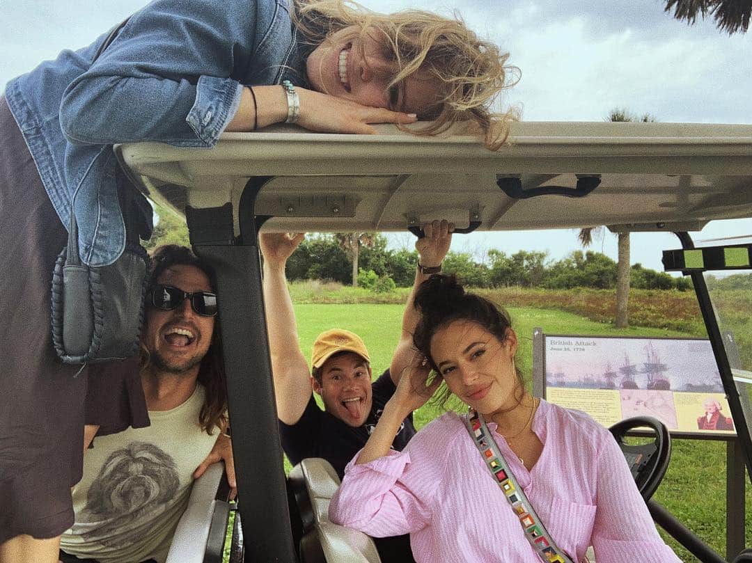 クロエ・ブリッジスのインスタグラム：「There’s an episode of How I Met Your Mother where they do a “Front Porch Test” to see who they will enjoy spending time with when they’re 80 years old playing bridge on a porch .. and Chelsea and Zach are those friends for us.  I look forward to doing the same stuff with you in 55 years. Happy birthday @iwishiwaspizza!!」