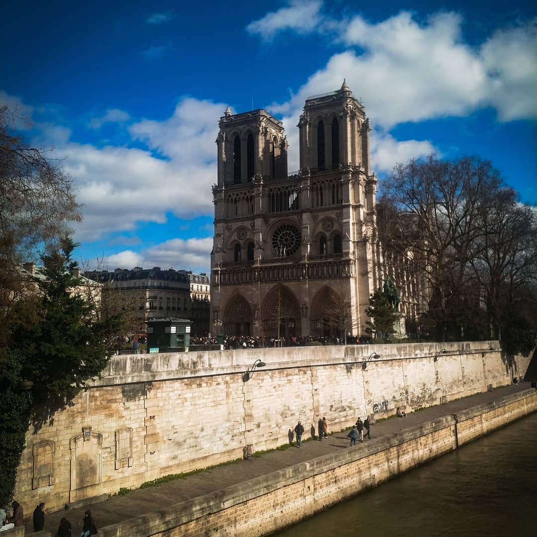 パヴェル・ドローストのインスタグラム：「16.03.2019➡️16.04.2019.... Вот так, честно говоря, даже  как-то нелепо,в мирное время, уходят эпохи... Поистине великий памятник,символ культуры, сердце Франции 🇲🇫 и символ веры ⛪ Теперь,возможно, навсегда будет потерян для нас,в том виде в котором был ранее.  Повод задуматься...💭 #paris #france #notredamedeparis #history #culture #travel」