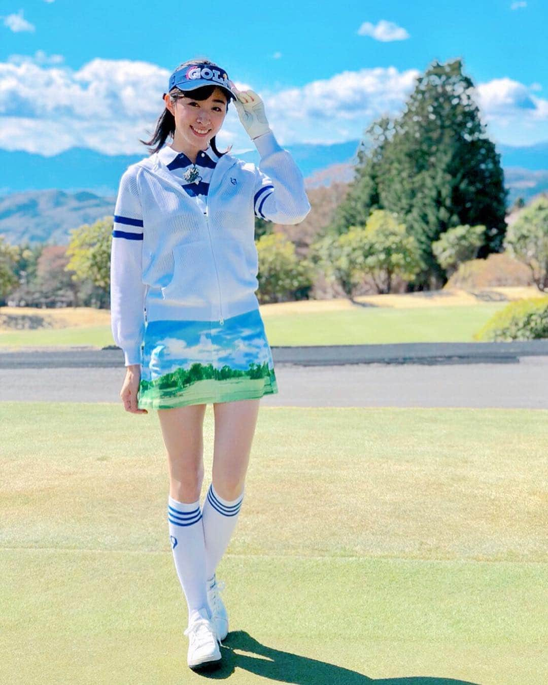 森木美和さんのインスタグラム写真 - (森木美和Instagram)「この日の空！スカートと同じ柄‼️😆💕 衣装は @pearlygates_official ⛳️ 新作です☺️ アウターはメッシュになってて夏まで快適そう😍 ボーダーのポロやソックス、キャップもデザインが一つ一つ可愛かったー😍💕 #ポートレートモード で撮ってもらった#きれい  #青空 #ゴルフ場 #ハッピースイング #撮影 #スポーティー#ゴルフウェア ﻿﻿ #pearlygates  #golf#golfgirl#ゴルフコーデ#ゴルフ好き#enjoygolf #ゴルフ女子#ゴルフ男子 #golffashion#fashion#ファッション#model #golfswing#春ゴルフ #春夏ゴルフコーデ#撮影﻿#ゴルジョモ#golf#golfgirl#ゴルフ好き#enjoygolf #ゴルフ女子#ゴルフ男子 #golffashion#golfswing」4月16日 8時06分 - miwamoriki