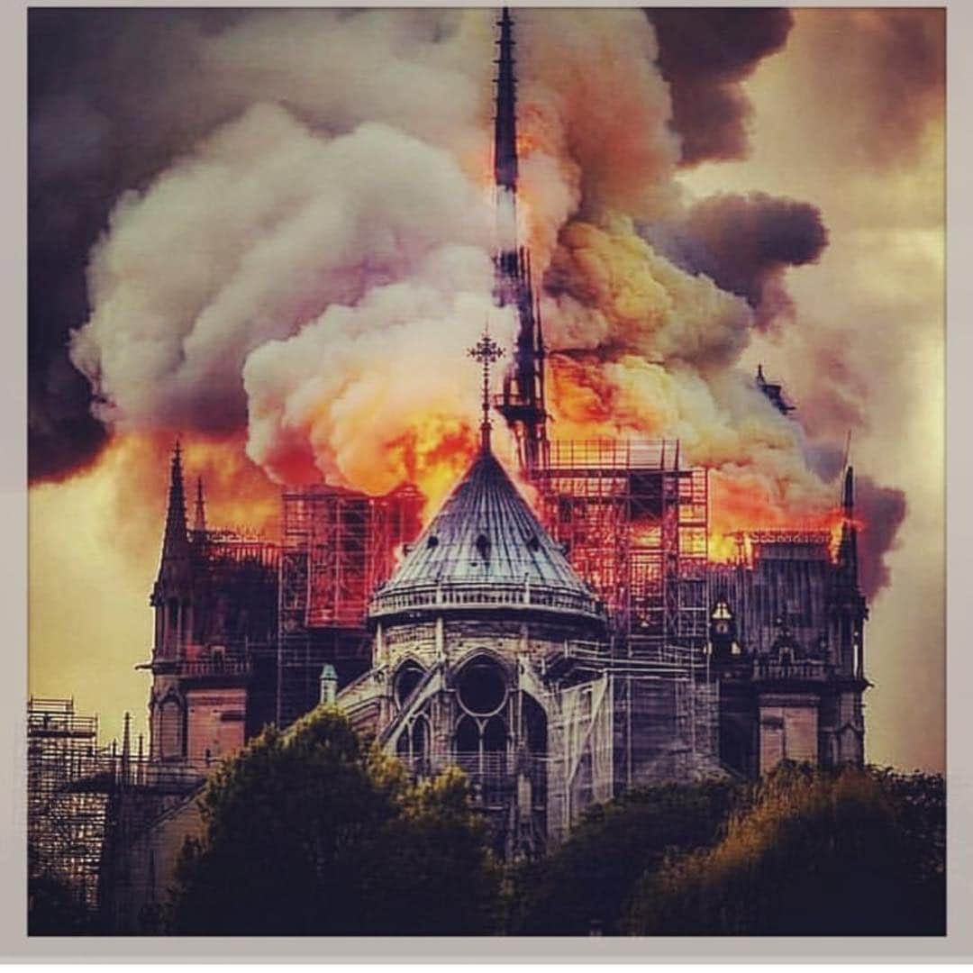 デブラ・メッシングさんのインスタグラム写真 - (デブラ・メッシングInstagram)「My God. What a devastating loss. Notre Dame Cathedral has stood for centuries; a breathtaking, emotive, sacred monument. I had the privilege of standing inside —looking up in awe and wonder at the architectural wonder and revered icon for Catholics worldwide. My heart is with Paris, France and all who hold Notre Dame dear. It will be rebuilt, and we will love her again. Perhaps more than ever before, holding the knowledge of its fragility. #notredame」4月16日 8時10分 - therealdebramessing