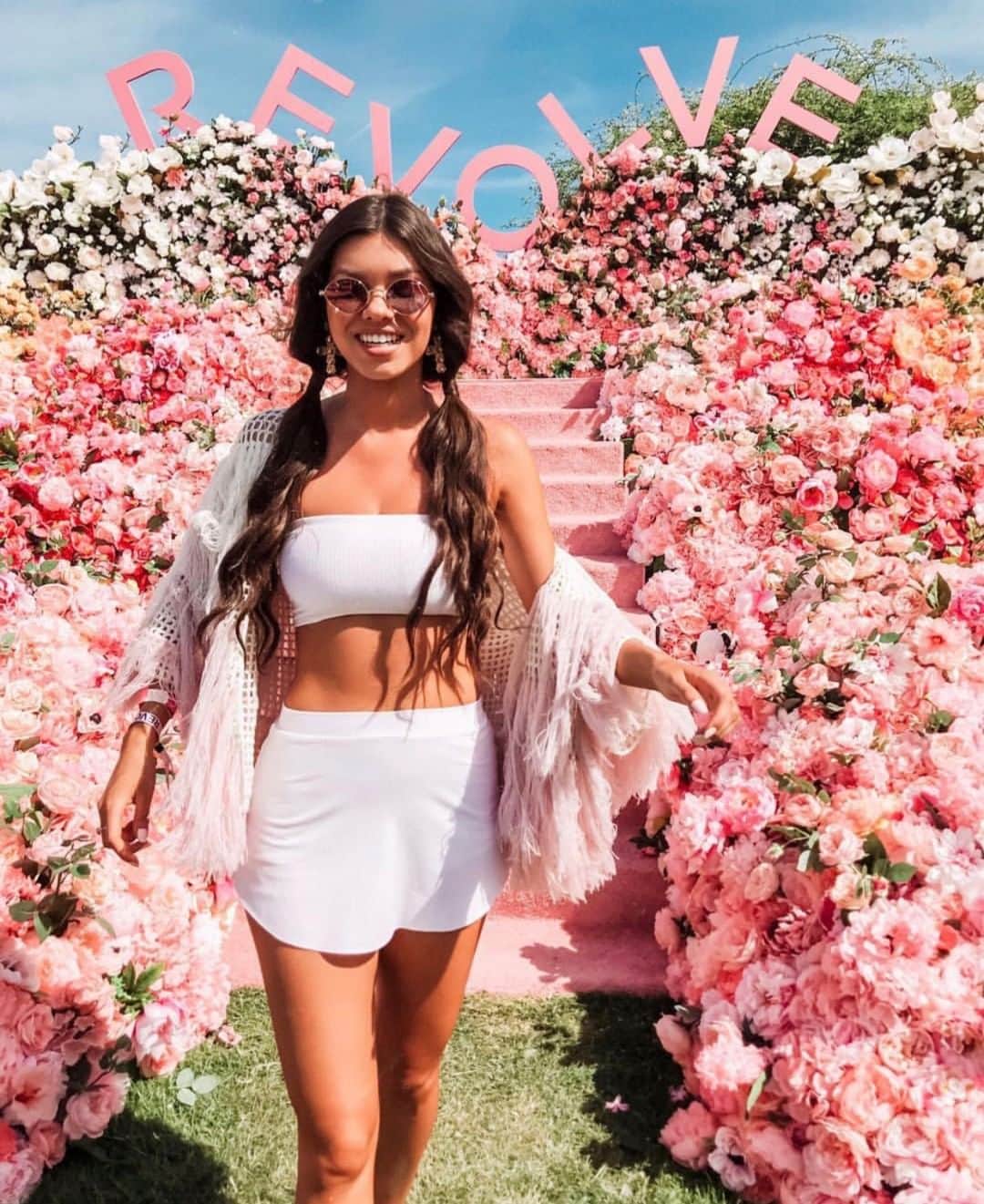 チェイサーのインスタグラム：「Still dreaming over this flower wall 🌸 via @smendalll #chaserbrand #REVOLVEfestival」