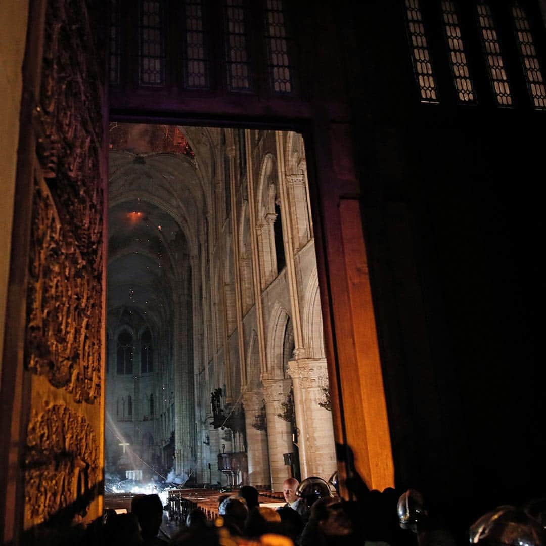 ABC Newsさんのインスタグラム写真 - (ABC NewsInstagram)「NEW: First images from inside Notre Dame show smoke rising inside the Cathedral as fire continues to burn. (REUTERS/Philippe Wojazer/Pool) #notredame #notredamecathedral #notredameparis」4月16日 8時18分 - abcnews