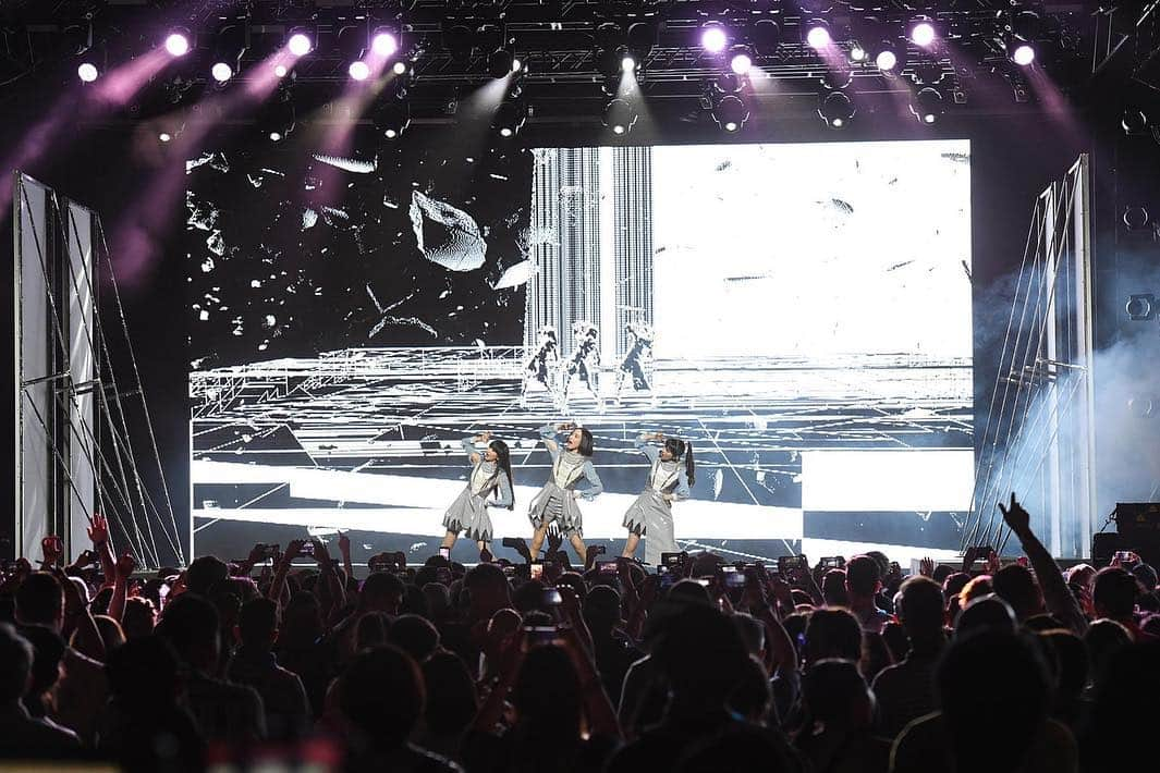 Perfumeさんのインスタグラム写真 - (PerfumeInstagram)「Our first #Coachella show was a dream come true. ✨ It feels like we’re still dreaming. Thank you to everyone that came to share this special moment with us. ♥️♥️♥️ 📸 Abbey Raymonde & Rich Fury」4月16日 8時21分 - prfm_official