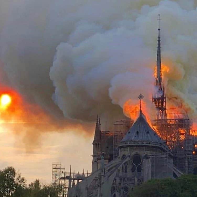 ジェリー・ライアンのインスタグラム：「Unspeakably heartbreaking... The second picture was just over 2 weeks ago on my daughter's class trip to to Paris. They climbed to the bell towers and were in awe of the history and beauty. #notredame 💔」