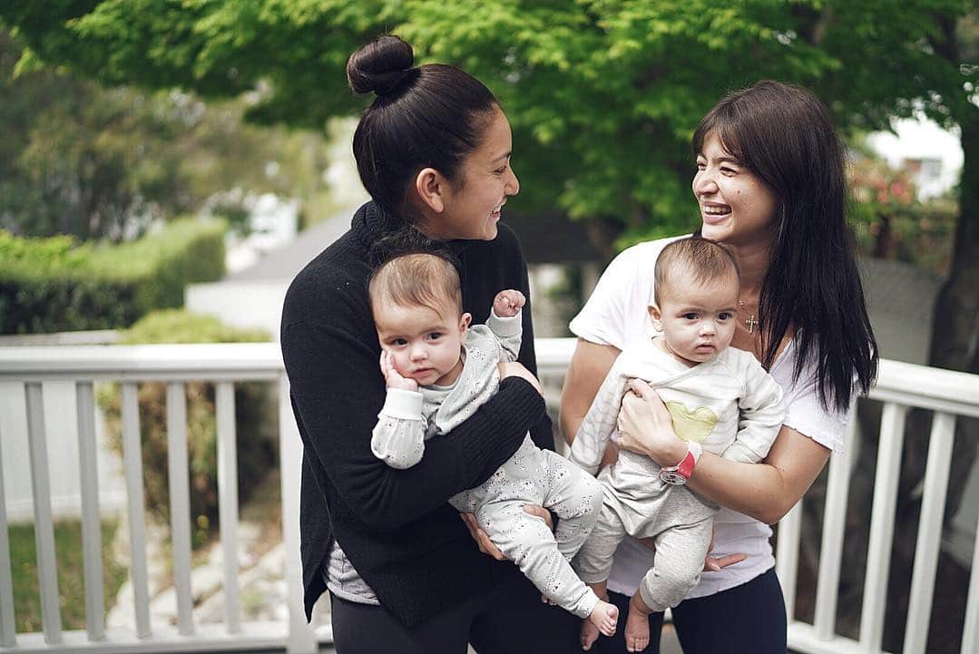 アン・カーティスのインスタグラム：「Expectation VS Reality 😂. First leg of our short trip - meet and visit my beautiful godchildren for the first time, Little Tala and Narra. Salute to my bestfriend and super momma @sheevaslovan 👑 Got to experience first hand what it’s like having twins! Iba ka. You got it down to a T - teether in both hands, feeding and sleeping sched ✅ Kudos to you and Momma Cecille! Super women indeed! And shout out to daddy @nslovan for taking the 5:55am shift. 🤪 See you bubbas in a few months!!!!」