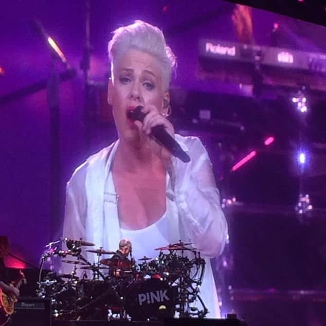 マーク・シュルマンさんのインスタグラム写真 - (マーク・シュルマンInstagram)「Excited to rock LA tonight with @pink!! #repost @pinkiesfamily... Great photo of Pink and @markyplanet rocking!! Thanks to @tukigirl21 for sharing and tagging pinkiesfamily in this shot!! #beautifultraumatour #pink #markschulman #anaheim #pinkiesfamily」4月16日 8時30分 - markyplanet