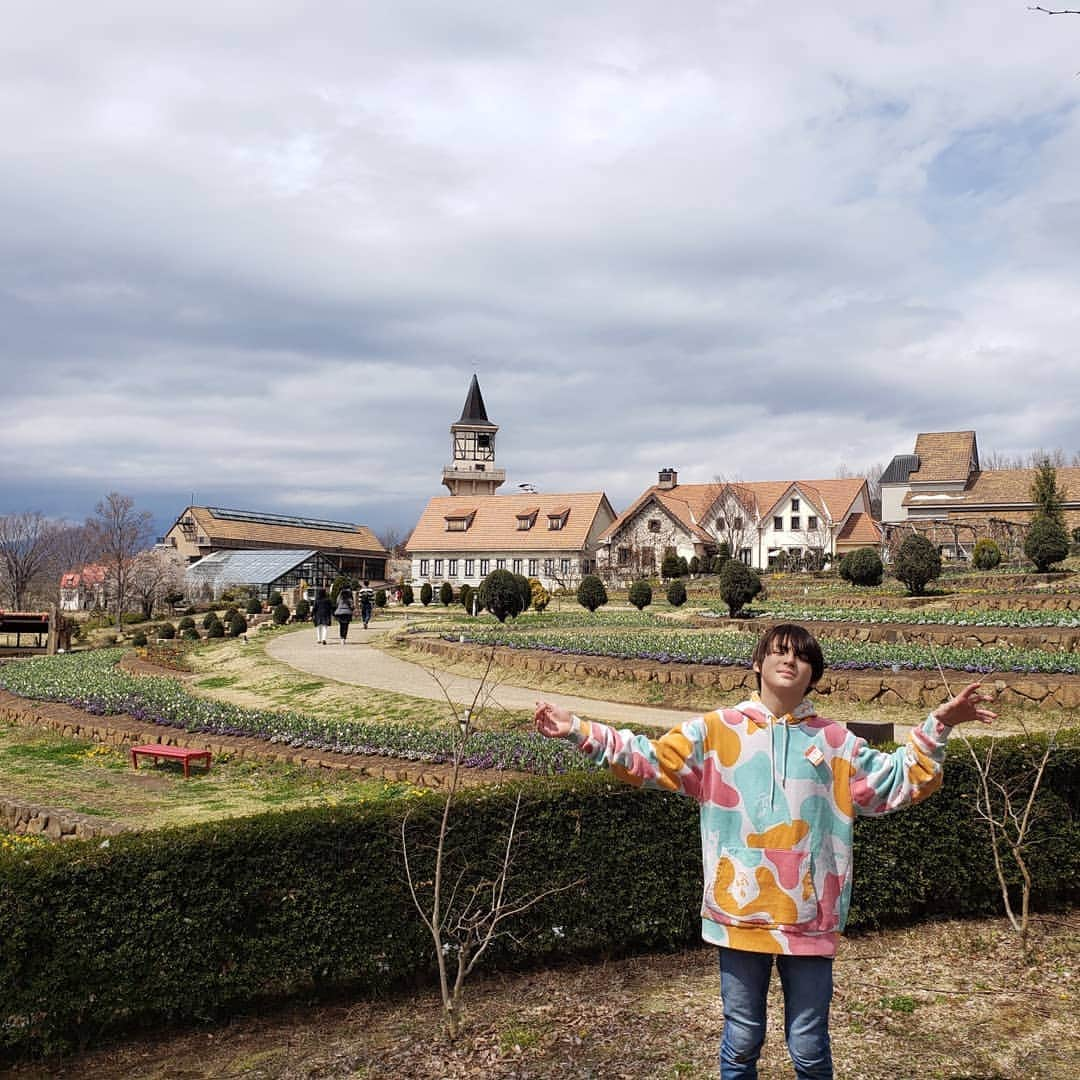 翔さんのインスタグラム写真 - (翔Instagram)「今日から学校🏫 今からちょくちょく日本の思い出！ まずは、はとバスツアー🚌💨 ①腹ごしらえ。朝からドーナツ。結局食べたのはクッキーとクリームの部分だけ。残りは母が食べる ②信玄餅詰め放題に挑戦 ③顔ハメちゃうよね ④いちご狩り🍓 ⑤ハイジの村で深呼吸 ⑥お気に入りの靴が汚れたとブーブー ⑦平成最後の雪❄ ⑧靴が汚れたとブーブー言う割には雪遊びする * * Road trip in Japan. * * #はとバスツアー #初 #山梨県 #長野県 #信玄餅 #いちご狩り #ハイジ村 #落下する #靴汚れる #嘆く #まさかの雪 #震え上がる #だけど雪に突進する  #子供 #靴家帰って洗う #大事に履きたい靴だそうで #結果 #わちゃわちゃしたけど #楽しかった #また行きたい」4月16日 8時31分 - sho0509official