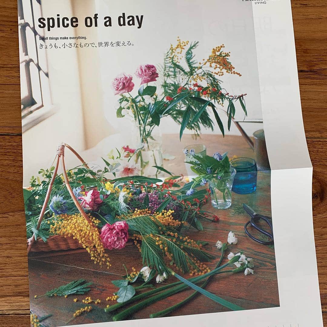 AYUMIさんのインスタグラム写真 - (AYUMIInstagram)「Afternoon Tea LIVING @afternoontea_official  のフリーペーパー「spice of a day」では アフタヌーンティーの新作ウェアを着て。 店頭ではポスターにもなっているようで お友達が写真を送ってくれました☺️ . . #afternoontealiving  #アフタヌーンティーリビング #spiceofaday  #新作ウェア」4月16日 8時34分 - ayumiayunco