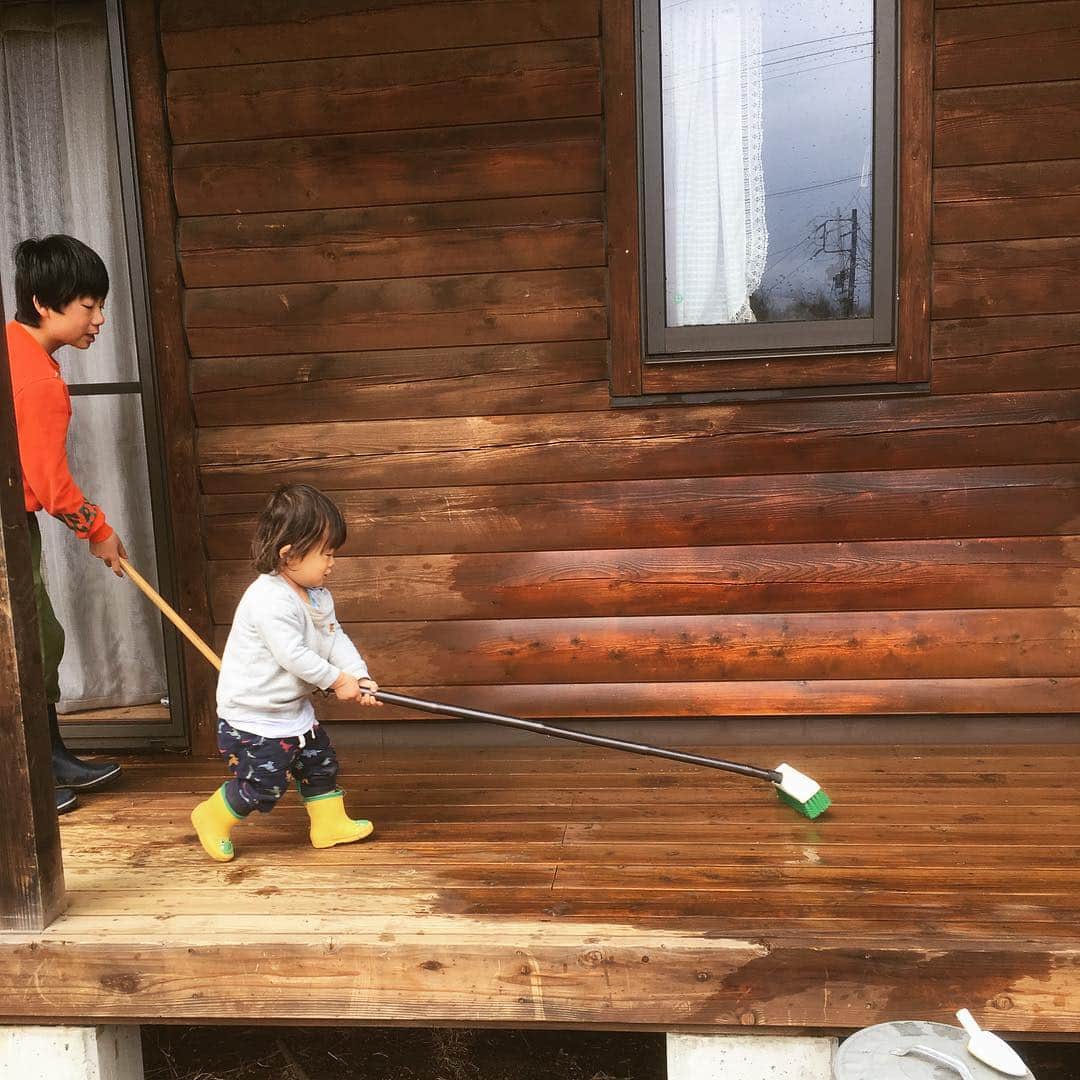 島崎直也のインスタグラム：「お掃除  #兄弟 #kids #ログハウス #loghouse #loghome  #軽井沢 #karuizawa #信州 #shinshu」