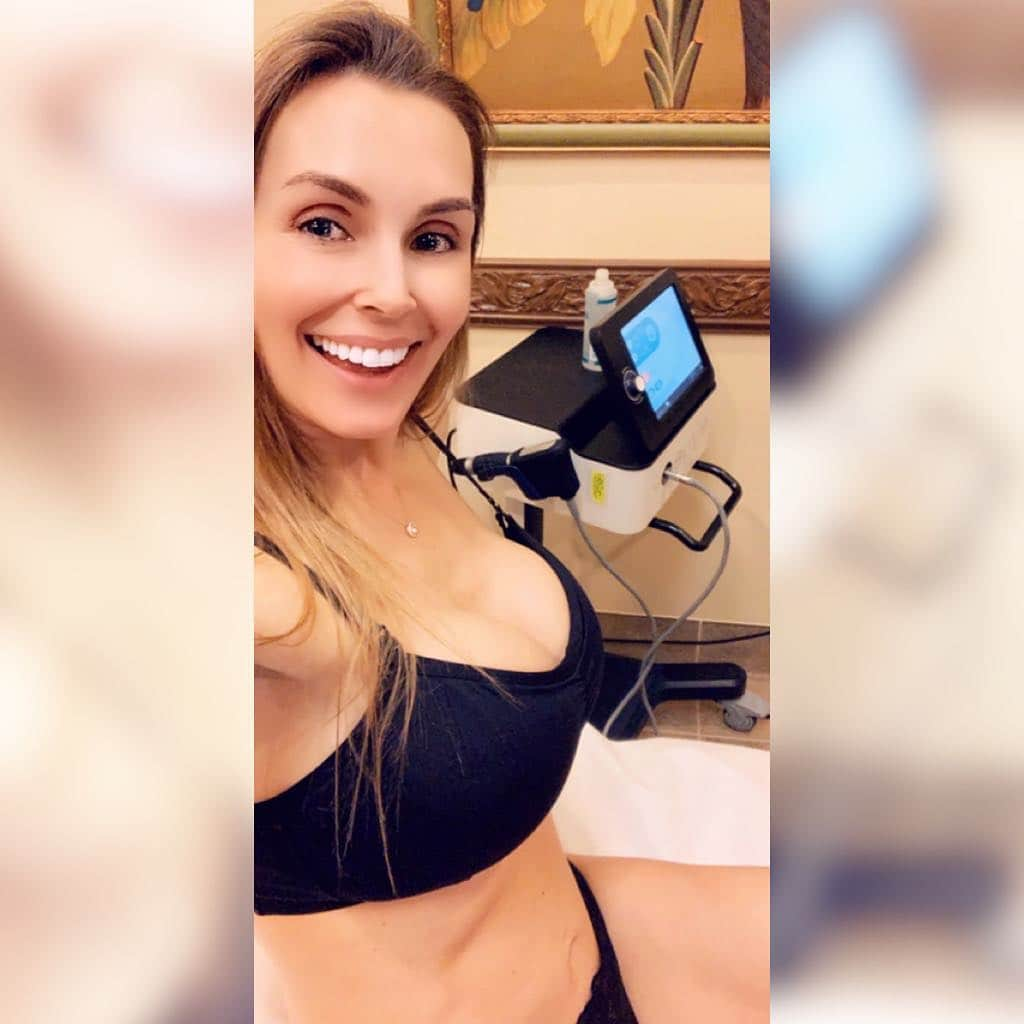 ターニャ・テイトさんのインスタグラム写真 - (ターニャ・テイトInstagram)「Having my #femiwave top up session with Phoenix Marie @agelessforeverlv. It uses sound waves to painlessly increase blood flow in female vaginal area. It can help with menopause, peri menopause, after childbirth and sexual enhancement. I’m so blessed to have found this treatment after giving birth, it’s got me back to how I was. —- —- #tanyatate #queentanyatate #agelessforever #agelessforeverlv #postpregnancybody #lasvegas #phoenixmarie www.agelessforever.net/femiwave」4月16日 8時46分 - tanyatate