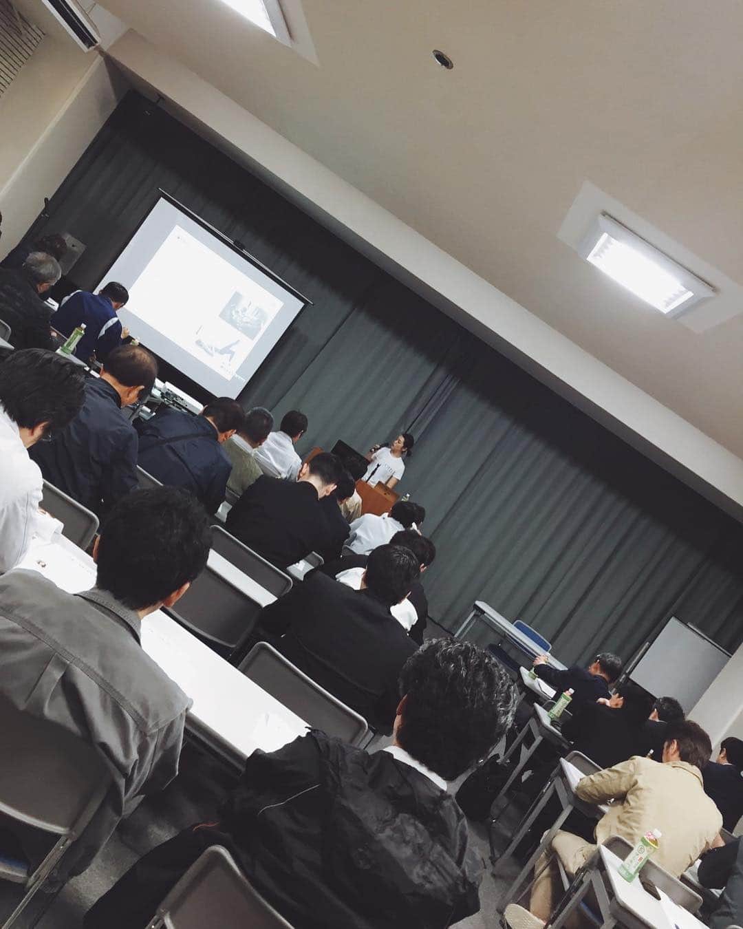 のインスタグラム：「👩‍🏫 ・ 企業さまに呼んでいただき、ピラティスについて講演させていただきました🕴 ・ ・ 身体、主に「ご自身の姿勢」に関して ・ ●「何が正しいかわからない！」という ●自分のこれからについて身体を変えたい という方が想像以上に多く世間の「健康」に対しての意識の変化が垣間見えました。 ・ ・ 仙台だけではなく、宮城、東北へと広げていく意味を実感できた気がします😌 ・ ・ 「言葉」を使って表現をしていたアナウンサー時代と、「身体」というフィルターを通して表現する今。 ・ どちらの「伝える」も自分のライフワークにしていきたいです🤲💎📝 ・ ・ ▶️最後の写真はふざけているのではなく、股関節の使い方について全力で説明しています。笑 ___________________________ ・ #reborn_sendai #安全大会 #企業講演 #健康のありがたみ」