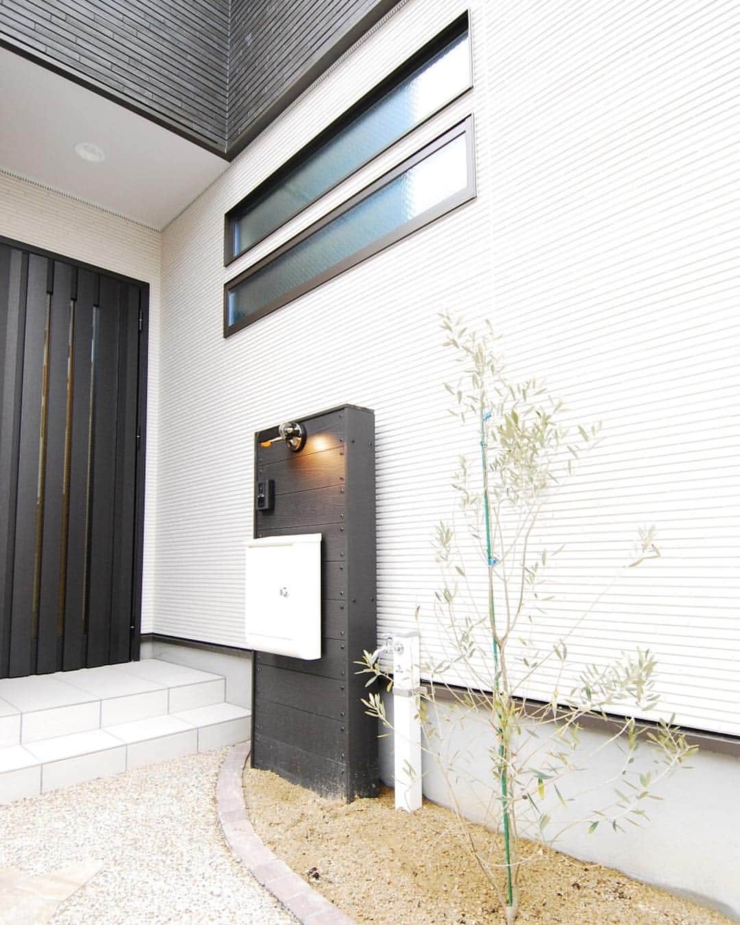 京都建物さんのインスタグラム写真 - (京都建物Instagram)「エントランスに設置された宅配ボックスは 留守にしていても荷物が届くとっても便利なアイテムです♪ 皆さんのお家にもどうですか？☺︎ * お客様施工例より *  #京都建物 #一戸建て #注文住宅 #自由設計 #home#instahouse #interior #京都 #マイホーム #子育て #住まい #新築 #新築一戸建て #暮らし #ナチュラル #工務店 #マイホーム計画 #家づくり #インテリア #インテリア好き #おしゃれな家 #おしゃれな暮らし #room #住宅 #家 #myhome #おうち #entrance #宅配ボックス #便利な生活」4月16日 8時45分 - kyototatemono_