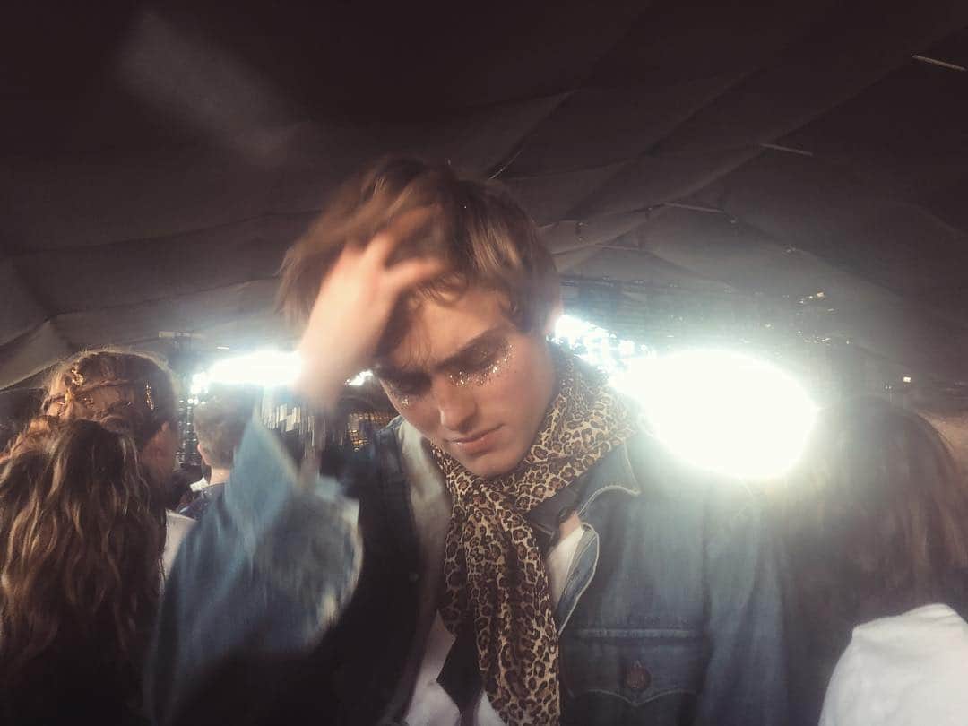 ペイトン・リストのインスタグラム：「takes a real man to wear glitter」