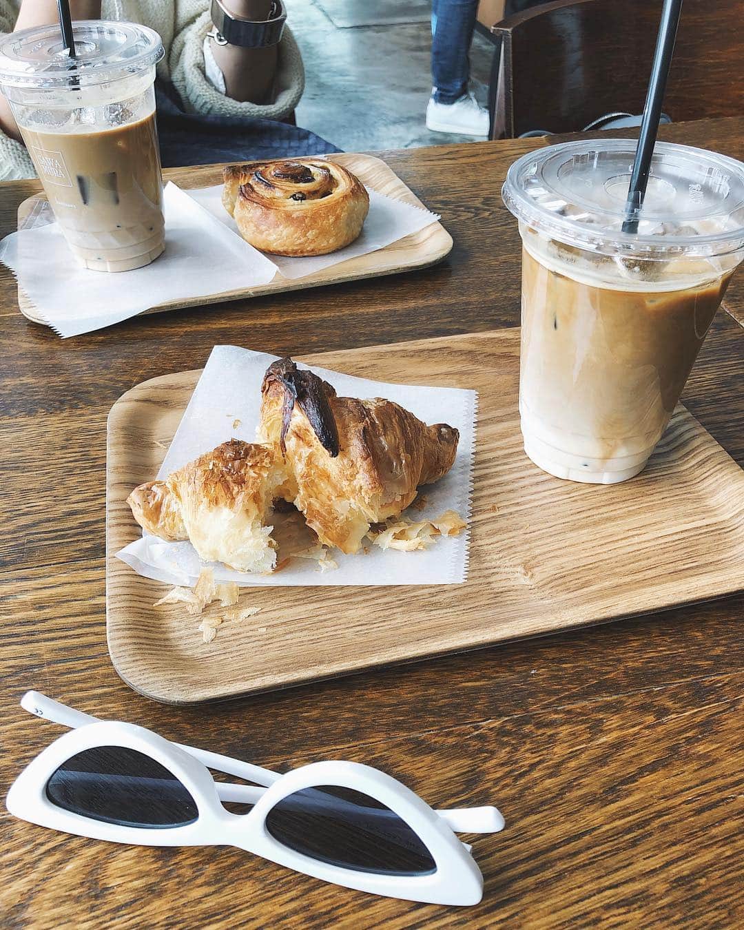 翁安芸さんのインスタグラム写真 - (翁安芸Instagram)「Coffee Morning❤️ #girlfriends #tokyo #morning #coffee #croissant」4月16日 9時17分 - akinyc