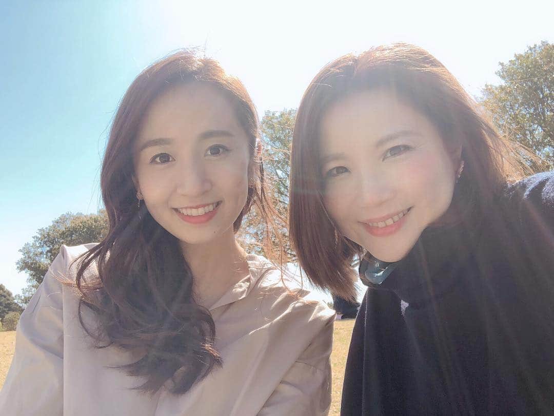 小野恵美さんのインスタグラム写真 - (小野恵美Instagram)「ゆっこちゃんとお散歩した時の🌸 芝生に座って春の風を感じながら…日向ぼっこ☀️ この時期の太陽の光って癒されるなぁ〜 ゆっこちゃんは、まさに私の太陽🥰 ニコニコで可愛い❤️ #お散歩 #昭和記念公園」4月16日 9時17分 - onoemi_official