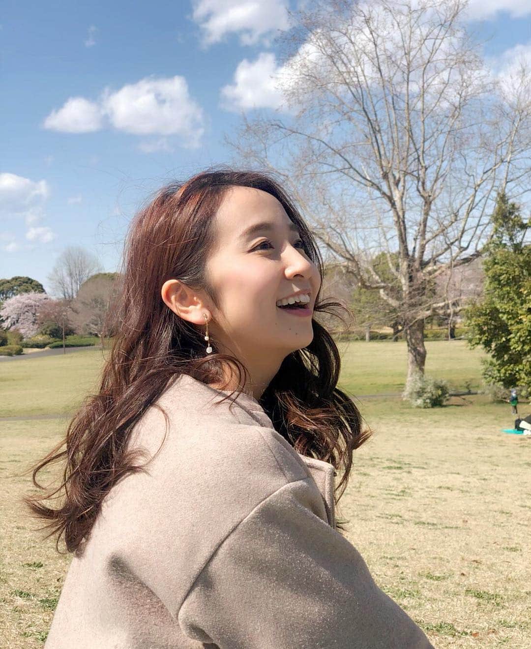 小野恵美さんのインスタグラム写真 - (小野恵美Instagram)「ゆっこちゃんとお散歩した時の🌸 芝生に座って春の風を感じながら…日向ぼっこ☀️ この時期の太陽の光って癒されるなぁ〜 ゆっこちゃんは、まさに私の太陽🥰 ニコニコで可愛い❤️ #お散歩 #昭和記念公園」4月16日 9時17分 - onoemi_official
