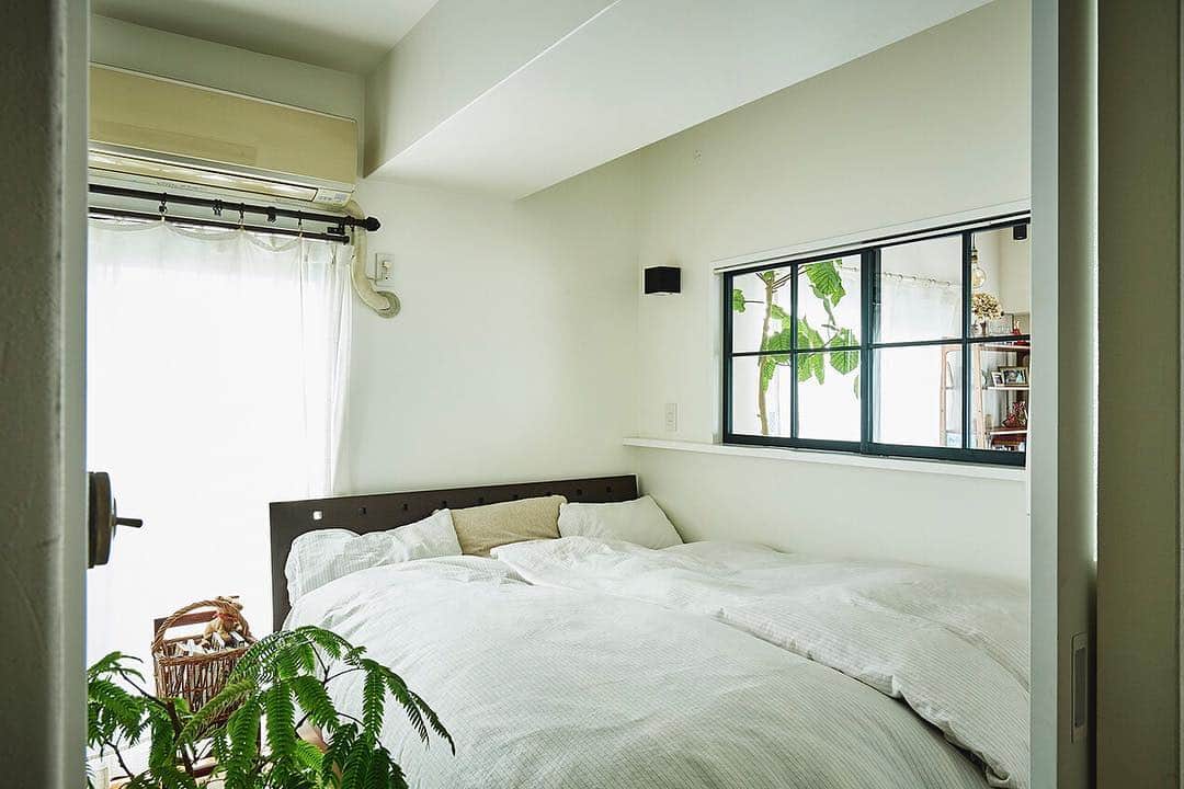 takanohomeさんのインスタグラム写真 - (takanohomeInstagram)「【indoor GREEN】 室内窓でリビングの風景が縁取られている寝室。抜け感があって、清々しいです。毎朝、たっぷりのグリーンが目に入ってきて、気持ちよく目覚められそうですね。 #タカノホーム#takanohome#福岡#注文住宅#新築#リノベーション#リフォーム#不動産#工務店#自然素材#家#家づくり#住まい#建築#デザイン#木の家#無垢材#暮らし#インテリア#house#home#architecture#design#myhome#interior#indoorGREEN#マンションリノベ#ていねいな暮らし#寝室#グリーンのある暮らし」4月16日 9時18分 - takanohome