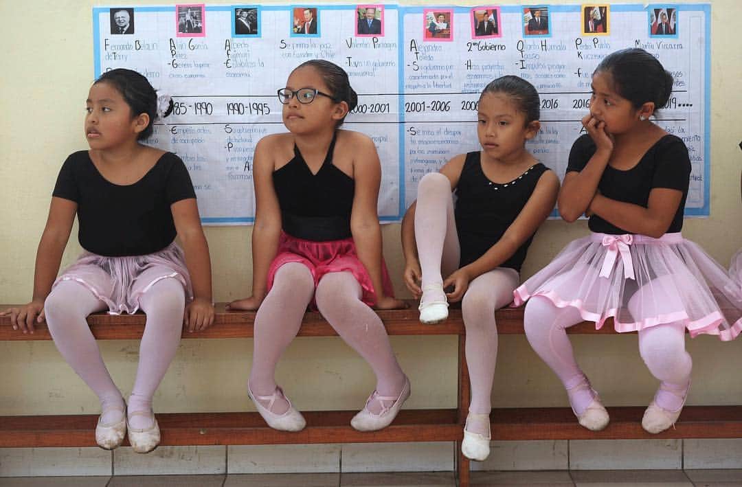 NBC Newsさんのインスタグラム写真 - (NBC NewsInstagram)「Ballet students wait for the start of their lesson at a public school in the Chorrillos neighborhood of Lima, Peru. Maria del Carmen Silva, a Former National Ballet dancer of Peru, is bringing classical ballet dancing to children from impoverished communities. Click the link in our bio for more. . 📷 @mmejia5000 / @apnews」4月16日 9時22分 - nbcnews
