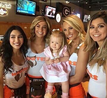 Hootersさんのインスタグラム写真 - (HootersInstagram)「Knock out your taxes and bring in your little deductions for a FREE kids meal with $15 adult purchase today only 💵👶 🍗」4月16日 0時30分 - hooters