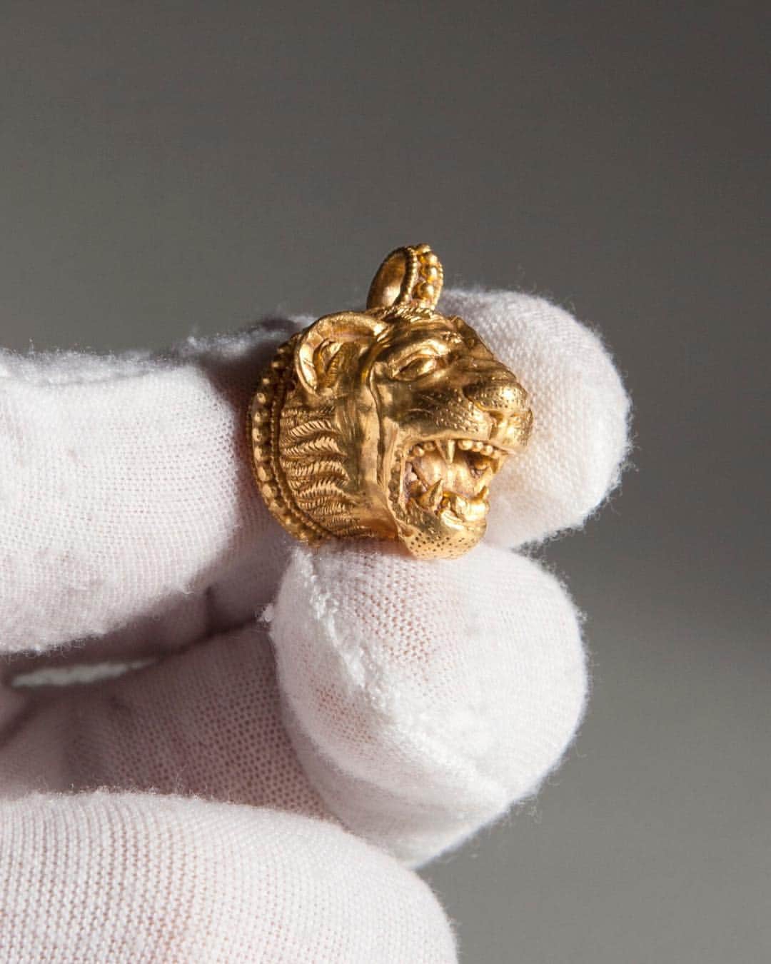 クリスティーズさんのインスタグラム写真 - (クリスティーズInstagram)「This gold pendant of a ferocious lion’s head is nearly 2,500 years old. It would have been worn on a linen cord, either on its own or with other accessories.⠀ .⠀ A Greek gold lion head pendant. Classical Period, c. 5th-4th century B.C., ¾ in. (2 cm.) high. Estimate: $70,000-90,000.⠀ .⠀ Antiquities – 29 April at Christie’s New York.⠀ .⠀ #lion #lions #gold #style #jewellery #jewelry #pendant #cat #cats #catsofinstagram」4月16日 0時35分 - christiesinc