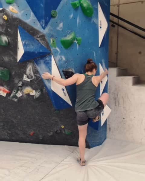 ハンナ・シューベルトのインスタグラム：「Fun session playing with some fresh volumes from @climbsimpl @bergstation_kletterzentrum yesterday 😊🙌 🎥: @julia_fiser」