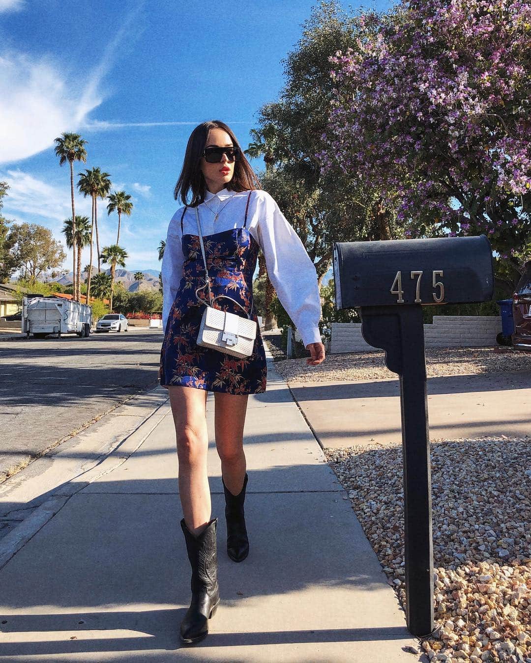 のインスタグラム：「My Coachella day 3 lewk 🎡, styling by me and makeup by @katmannix_makeup 💋 ... I did get the boho dress-code memo but I chose to ignore it. I didn’t however get the; “Wear only your underwear at Coachella this year” which seemed to have been a trend. I feel like I might have shown too little skin this weekend 🤣 #Coachella. . . . .  #festivalfashion #andytorres #ootd #stylediaries #California #palmsprings #coachella2019」