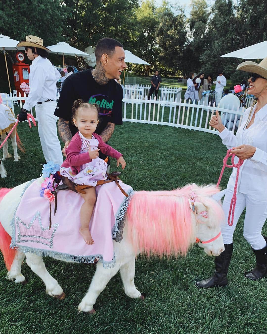 グレゴリー・ファン・デル・ヴィールさんのインスタグラム写真 - (グレゴリー・ファン・デル・ヴィールInstagram)「Pony riding with my babygirl *laughs nervously* 😅」4月16日 0時39分 - gregoryvanderwiel