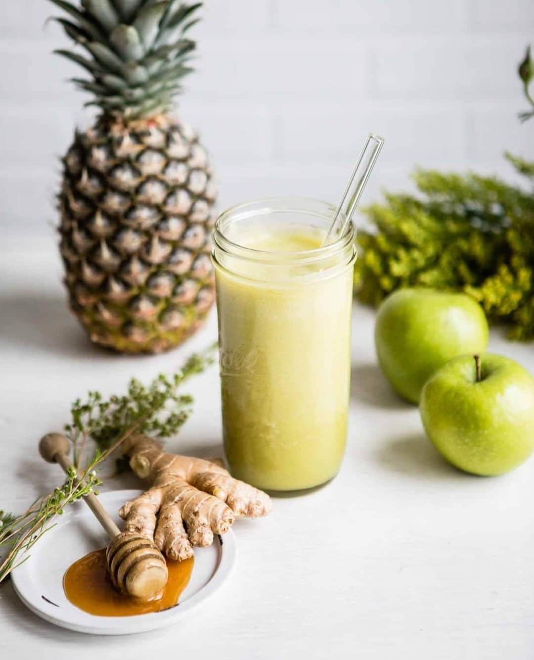 Simple Green Smoothiesさんのインスタグラム写真 - (Simple Green SmoothiesInstagram)「GOODBYE SEASONAL ALLERGIES! 🤧 We are all about a daily smoothie and this recipe is chock full of inflammation healers and allergy fighters. As, an added bonus find local raw honey 🍯 that was harvested in the same season as your allergy flare up, to get the best results. 🍃⁣ .⁣ Click our link in bio for the complete #recipe + even more #allergyremedies.⁣ .⁣ #seasonalallergies #naturalremedies」4月16日 0時40分 - simplegreensmoothies