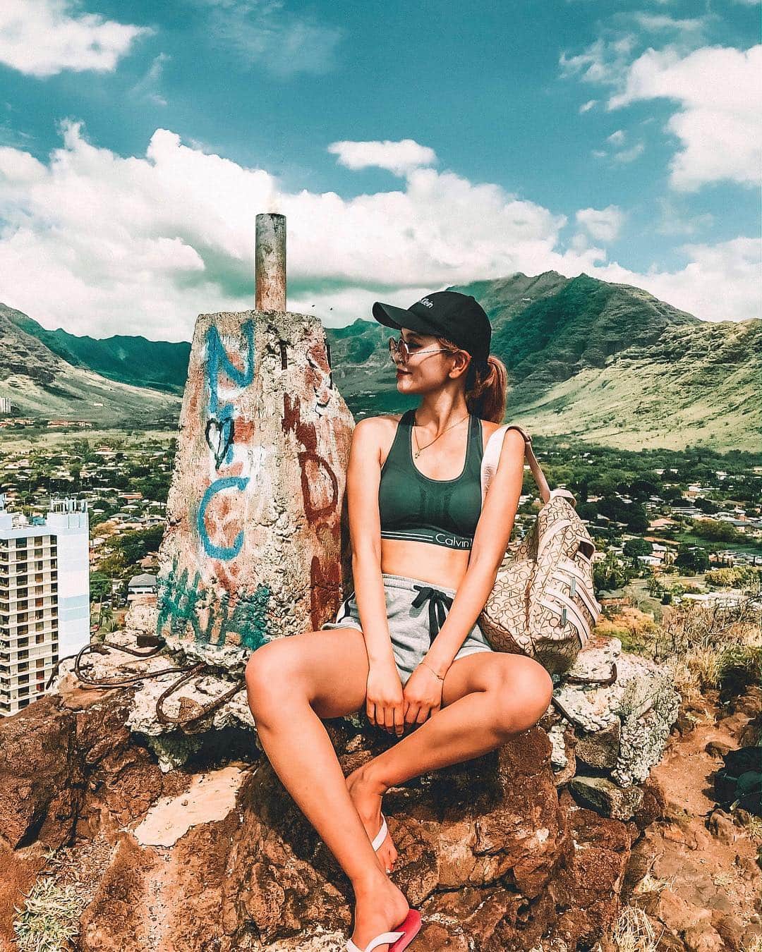 RUI ONUMAさんのインスタグラム写真 - (RUI ONUMAInstagram)「ㅤㅤㅤㅤㅤㅤㅤㅤㅤㅤㅤㅤㅤ Mauna Lahilahi🗻 ㅤㅤㅤㅤㅤㅤㅤㅤㅤㅤㅤㅤㅤ 世界一小さなお山！ てっぺんの落書きと🎨ㅤㅤㅤㅤㅤㅤㅤㅤㅤㅤㅤㅤㅤㅤㅤㅤㅤㅤㅤㅤㅤㅤㅤㅤㅤㅤ キャップもブラトップもリュックも Calvin Klein！(笑) アメリカ行くと持ち物がCKだらけに なってしまう(笑)  ㅤㅤㅤㅤㅤㅤㅤㅤㅤㅤㅤㅤㅤ ――――――――――――― ㅤㅤㅤㅤㅤㅤㅤㅤㅤㅤㅤㅤㅤ 🗺 #ハワイ #Hawaii #waianae ㅤㅤㅤㅤㅤㅤㅤㅤㅤㅤㅤㅤㅤ 📍 #maunalahilahi  #マウナラヒラヒ ㅤㅤㅤㅤㅤㅤㅤㅤㅤㅤㅤㅤㅤ ――――――――――――― ㅤㅤㅤㅤㅤㅤㅤㅤㅤㅤㅤㅤㅤ #おーぬまんHawaii旅 ㅤㅤㅤㅤㅤㅤㅤㅤㅤㅤㅤㅤㅤ」4月16日 0時41分 - onumaaan