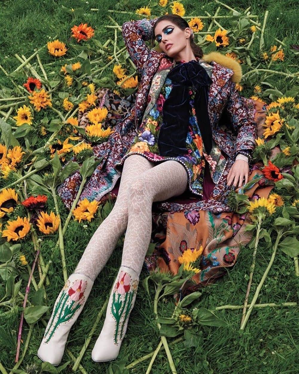 ヒラリー・ローダのインスタグラム：「April showers bring May flowers ☔️🌸」