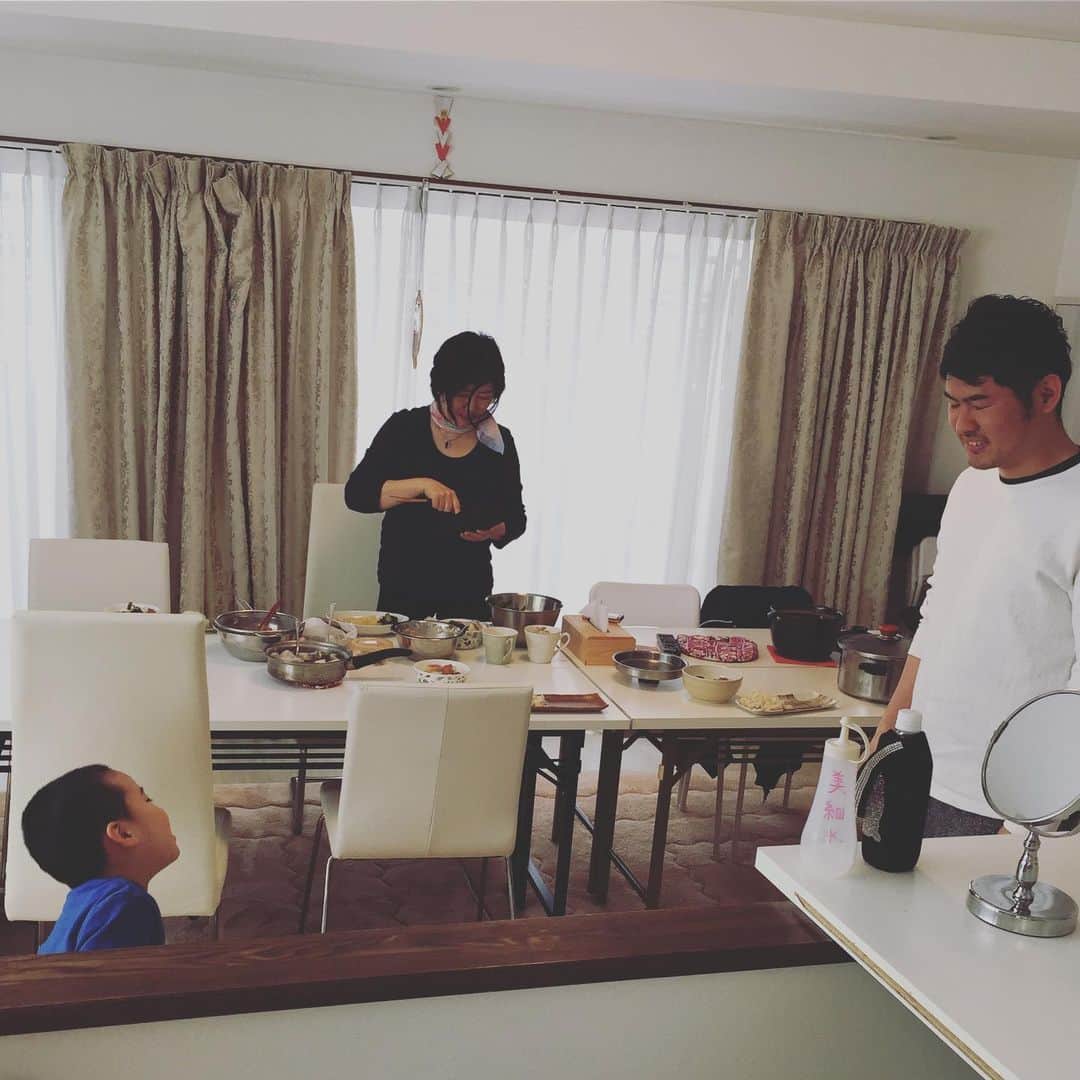 鈴木夏未さんのインスタグラム写真 - (鈴木夏未Instagram)「いつも美味しい美調正のごはん♡ ・ 息子も私も美調正が大好きです ・ いつも、ありがとうございます ・ ・ ・ みんなで食事中に息子が 産前の酒豪ぶりを暴露した ↓  うちのお母さんね  僕が生まれる前は、 お父さんが競輪選手のレースの仕事でお家にいないとき お酒をいっぱい飲んでいたんだって〜 ・ ・ ・ はい、そうです←私、認めた ・ ・ ・ 子どもができると変わるよね〜って←今津正美先生  今津先生が息子の暴露に深く頷いてて 息子と先生の会話が微笑ましかったです ・ ・ ・  昔はね、お酒飲みすぎてはしゃぐのが私の普通で  ほどほどに飲むとか、楽しくないし好きじゃない  あけまして酒ください 今年はウイスキーラッパ飲み  ってさ、  カウントダウンから一緒にいた友人の手帳に 新年の挨拶にと酔っ払って書いていました  妊娠、出産、育児で酒豪解除！  息子の存在は偉大です☆ ・ ・ 今津正美先生がうちの息子がくるからと オレンジの皮にチョコレートかけた手作りスイーツを作ってくれました〜  ありがとうございます😊  息子より私が食べてました  オレンジの皮にチョコレートをかける発想がおしゃれ〜 ・ ・ ・ 美味しいごはんと、微笑ましい会話、幸せな時間でした♡ ・ ・ ・ ・ ・ #美調正 #若返り #アンチエイジング #子連れ #お世話になりっぱなしです  #ありがとうございます #ごはんも美味しい」4月16日 0時43分 - natyumisuzuki