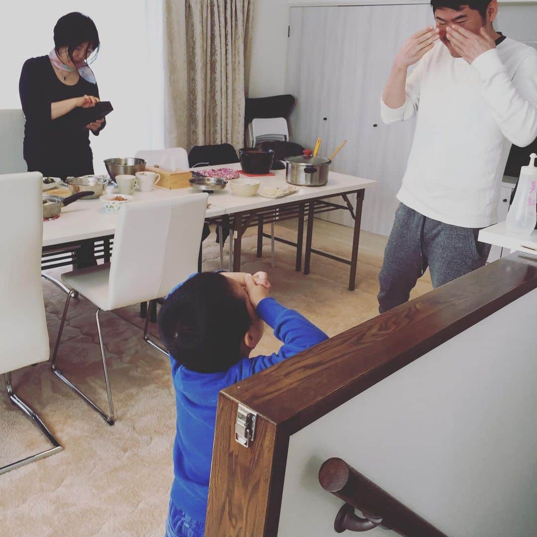 鈴木夏未さんのインスタグラム写真 - (鈴木夏未Instagram)「いつも美味しい美調正のごはん♡ ・ 息子も私も美調正が大好きです ・ いつも、ありがとうございます ・ ・ ・ みんなで食事中に息子が 産前の酒豪ぶりを暴露した ↓  うちのお母さんね  僕が生まれる前は、 お父さんが競輪選手のレースの仕事でお家にいないとき お酒をいっぱい飲んでいたんだって〜 ・ ・ ・ はい、そうです←私、認めた ・ ・ ・ 子どもができると変わるよね〜って←今津正美先生  今津先生が息子の暴露に深く頷いてて 息子と先生の会話が微笑ましかったです ・ ・ ・  昔はね、お酒飲みすぎてはしゃぐのが私の普通で  ほどほどに飲むとか、楽しくないし好きじゃない  あけまして酒ください 今年はウイスキーラッパ飲み  ってさ、  カウントダウンから一緒にいた友人の手帳に 新年の挨拶にと酔っ払って書いていました  妊娠、出産、育児で酒豪解除！  息子の存在は偉大です☆ ・ ・ 今津正美先生がうちの息子がくるからと オレンジの皮にチョコレートかけた手作りスイーツを作ってくれました〜  ありがとうございます😊  息子より私が食べてました  オレンジの皮にチョコレートをかける発想がおしゃれ〜 ・ ・ ・ 美味しいごはんと、微笑ましい会話、幸せな時間でした♡ ・ ・ ・ ・ ・ #美調正 #若返り #アンチエイジング #子連れ #お世話になりっぱなしです  #ありがとうございます #ごはんも美味しい」4月16日 0時43分 - natyumisuzuki