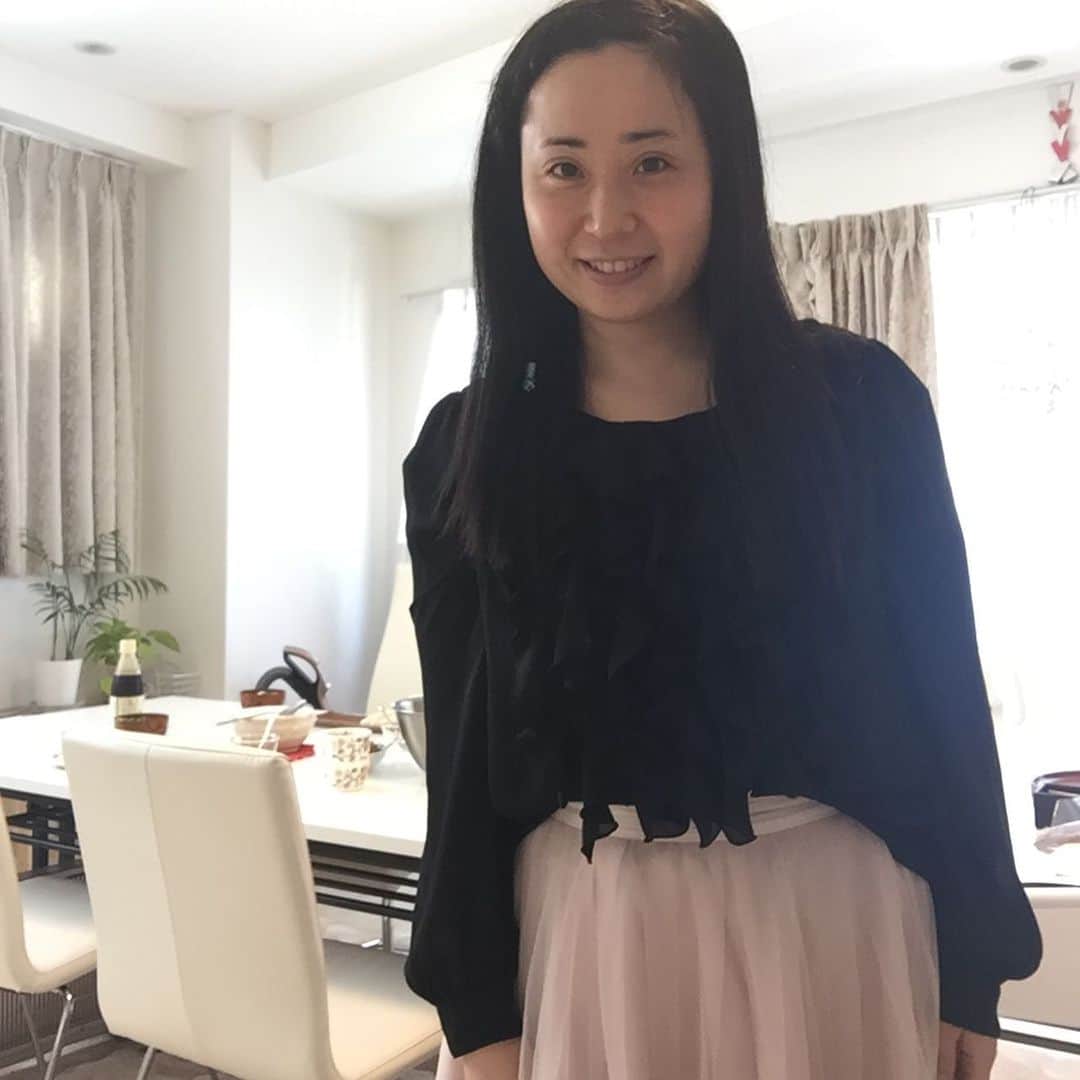 鈴木夏未さんのインスタグラム写真 - (鈴木夏未Instagram)「いつも美味しい美調正のごはん♡ ・ 息子も私も美調正が大好きです ・ いつも、ありがとうございます ・ ・ ・ みんなで食事中に息子が 産前の酒豪ぶりを暴露した ↓  うちのお母さんね  僕が生まれる前は、 お父さんが競輪選手のレースの仕事でお家にいないとき お酒をいっぱい飲んでいたんだって〜 ・ ・ ・ はい、そうです←私、認めた ・ ・ ・ 子どもができると変わるよね〜って←今津正美先生  今津先生が息子の暴露に深く頷いてて 息子と先生の会話が微笑ましかったです ・ ・ ・  昔はね、お酒飲みすぎてはしゃぐのが私の普通で  ほどほどに飲むとか、楽しくないし好きじゃない  あけまして酒ください 今年はウイスキーラッパ飲み  ってさ、  カウントダウンから一緒にいた友人の手帳に 新年の挨拶にと酔っ払って書いていました  妊娠、出産、育児で酒豪解除！  息子の存在は偉大です☆ ・ ・ 今津正美先生がうちの息子がくるからと オレンジの皮にチョコレートかけた手作りスイーツを作ってくれました〜  ありがとうございます😊  息子より私が食べてました  オレンジの皮にチョコレートをかける発想がおしゃれ〜 ・ ・ ・ 美味しいごはんと、微笑ましい会話、幸せな時間でした♡ ・ ・ ・ ・ ・ #美調正 #若返り #アンチエイジング #子連れ #お世話になりっぱなしです  #ありがとうございます #ごはんも美味しい」4月16日 0時43分 - natyumisuzuki