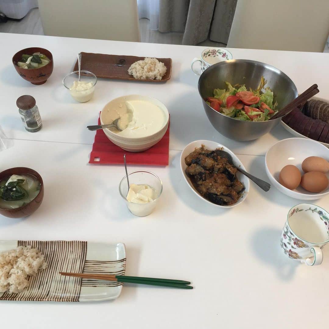 鈴木夏未さんのインスタグラム写真 - (鈴木夏未Instagram)「いつも美味しい美調正のごはん♡ ・ 息子も私も美調正が大好きです ・ いつも、ありがとうございます ・ ・ ・ みんなで食事中に息子が 産前の酒豪ぶりを暴露した ↓  うちのお母さんね  僕が生まれる前は、 お父さんが競輪選手のレースの仕事でお家にいないとき お酒をいっぱい飲んでいたんだって〜 ・ ・ ・ はい、そうです←私、認めた ・ ・ ・ 子どもができると変わるよね〜って←今津正美先生  今津先生が息子の暴露に深く頷いてて 息子と先生の会話が微笑ましかったです ・ ・ ・  昔はね、お酒飲みすぎてはしゃぐのが私の普通で  ほどほどに飲むとか、楽しくないし好きじゃない  あけまして酒ください 今年はウイスキーラッパ飲み  ってさ、  カウントダウンから一緒にいた友人の手帳に 新年の挨拶にと酔っ払って書いていました  妊娠、出産、育児で酒豪解除！  息子の存在は偉大です☆ ・ ・ 今津正美先生がうちの息子がくるからと オレンジの皮にチョコレートかけた手作りスイーツを作ってくれました〜  ありがとうございます😊  息子より私が食べてました  オレンジの皮にチョコレートをかける発想がおしゃれ〜 ・ ・ ・ 美味しいごはんと、微笑ましい会話、幸せな時間でした♡ ・ ・ ・ ・ ・ #美調正 #若返り #アンチエイジング #子連れ #お世話になりっぱなしです  #ありがとうございます #ごはんも美味しい」4月16日 0時43分 - natyumisuzuki