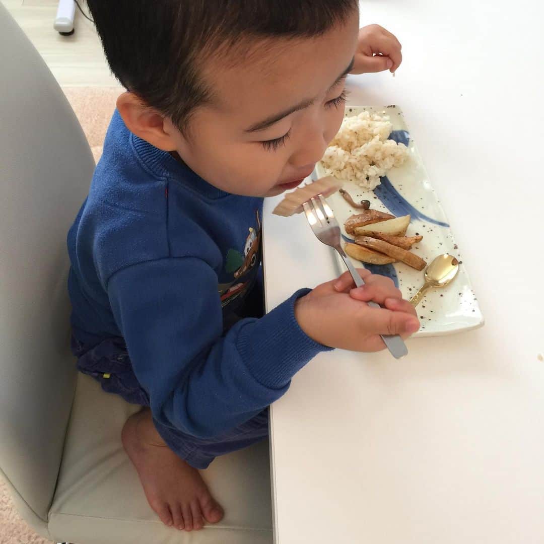 鈴木夏未さんのインスタグラム写真 - (鈴木夏未Instagram)「いつも美味しい美調正のごはん♡ ・ 息子も私も美調正が大好きです ・ いつも、ありがとうございます ・ ・ ・ みんなで食事中に息子が 産前の酒豪ぶりを暴露した ↓  うちのお母さんね  僕が生まれる前は、 お父さんが競輪選手のレースの仕事でお家にいないとき お酒をいっぱい飲んでいたんだって〜 ・ ・ ・ はい、そうです←私、認めた ・ ・ ・ 子どもができると変わるよね〜って←今津正美先生  今津先生が息子の暴露に深く頷いてて 息子と先生の会話が微笑ましかったです ・ ・ ・  昔はね、お酒飲みすぎてはしゃぐのが私の普通で  ほどほどに飲むとか、楽しくないし好きじゃない  あけまして酒ください 今年はウイスキーラッパ飲み  ってさ、  カウントダウンから一緒にいた友人の手帳に 新年の挨拶にと酔っ払って書いていました  妊娠、出産、育児で酒豪解除！  息子の存在は偉大です☆ ・ ・ 今津正美先生がうちの息子がくるからと オレンジの皮にチョコレートかけた手作りスイーツを作ってくれました〜  ありがとうございます😊  息子より私が食べてました  オレンジの皮にチョコレートをかける発想がおしゃれ〜 ・ ・ ・ 美味しいごはんと、微笑ましい会話、幸せな時間でした♡ ・ ・ ・ ・ ・ #美調正 #若返り #アンチエイジング #子連れ #お世話になりっぱなしです  #ありがとうございます #ごはんも美味しい」4月16日 0時43分 - natyumisuzuki