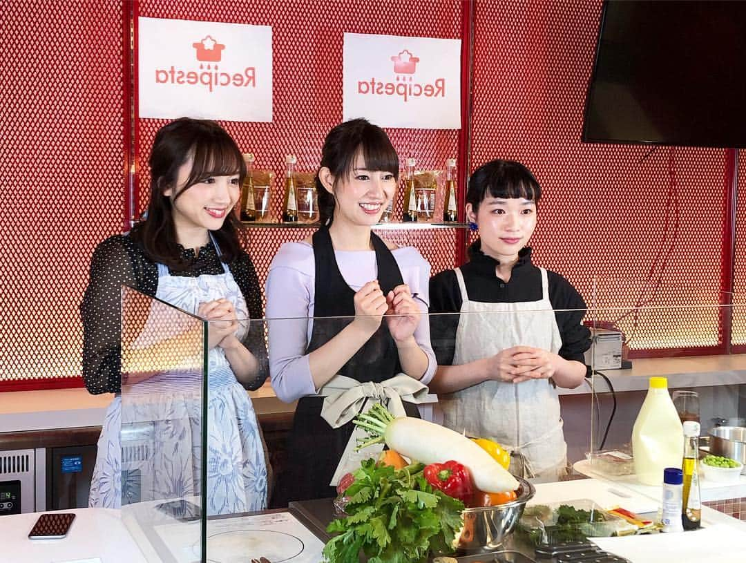 下田奈奈さんのインスタグラム写真 - (下田奈奈Instagram)「* 「レシピスタ(@recipesta_media )」さんのインスタライブで挑戦したタマリーブレシピの完成形🥳💕﻿ ﻿ お刺身にかけても野菜にかけても、ご飯にかけても、オイルとして使っても美味しいタマリーブ😋🌿﻿ ﻿ 今回色んな使い方の4品にチャレンジしてみたけど、どれも本当に美味しかった〜😋✨ そして、めっちゃ簡単！笑﻿ 簡単にこんなに美味しくできるって最高過ぎる😭✨﻿ ﻿ 👀@harahettanda さん考案﻿﻿ 『タマリーブでちりめんと枝豆チーズの混ぜご飯にぎり』﻿﻿ ﻿ 👀@ouchi_pan さん考案﻿﻿ 『タマリーブの豚しゃぶサラダ』﻿ ﻿ 👀@minazaru さん考案﻿ 『マヨタマリーブディップ』﻿ ﻿ 👀@akicocoakicoco2 さん考案﻿ 『黒七味とタマリーブのたまごかけごはん』﻿ ﻿ アンバサダーさんたちから、インスタライブ見たよーってメッセージをいただきとっても嬉しかったです😭❤️﻿ ﻿ どれもめちゃ美味しかったので、お家でも参考にさせていただきます✍️﻿💕 ﻿ アンバサダーさんの詳しいレシピや、タマリーブの購入は「レシピスタ(@recipesta_media )」さんから💁‍♀️✨ ﻿ ﻿ ちなみに私の活用レシピも載ってます〜🙆‍♀️﻿ ﻿ プロシェフやアンバサダーさんが既に約100人近くいらっしゃるので、厳選食材の豊富な活用アイディアが掲載されてます👀 ﻿ #レシピスタ #recipesta #レシピスタアンバサダー #タマリーブ #クッキングラム #デリスタグラマー #奈奈メシ #豚しゃぶサラダ #おにぎり #ディップ #たまごかけごはん #料理配信 #おうちごはん #お家ご飯 #簡単ごはん #簡単レシピ #時短レシピ #時短料理」4月16日 0時45分 - shimodanana