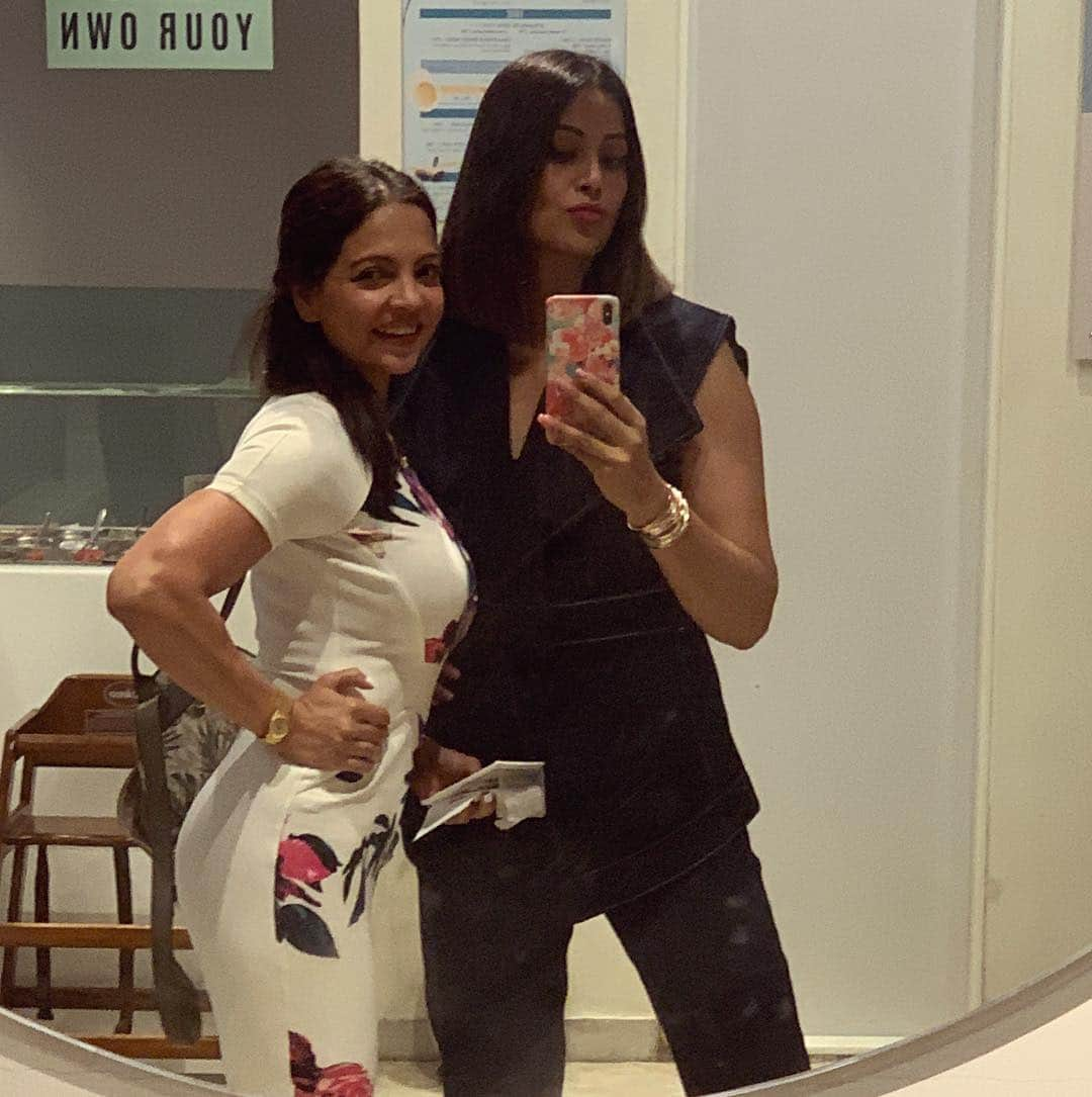 ビパシャ・バスーさんのインスタグラム写真 - (ビパシャ・バスーInstagram)「My favourite partner in crime for health and madness @deannepanday 😀❤️😘」4月16日 0時52分 - bipashabasu