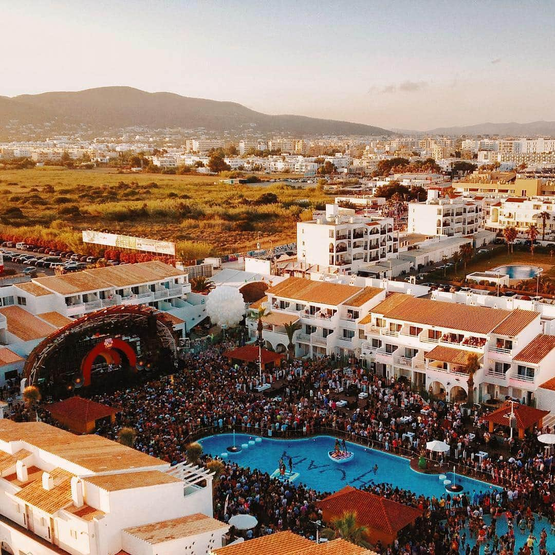 BEAUTIFUL HOTELSさんのインスタグラム写真 - (BEAUTIFUL HOTELSInstagram)「In the late 1950’s Ibiza opened its doors to international tourism and since then nightlife enthusiasts have flocked the island. Just a short 10 minute drive from the airport is the world famous @UshuaiaIbiza in Playa D’en Bossa. Ushuaia is an incredible mix of luxury hotel and night club. It’s home to the longest beach on the island and the best line up of international DJs and musicians. A must visit if you like to party! (📷: @fourstarlife 📍: Ushuaïa Ibiza Beach Hotel)」4月16日 1時02分 - beautifulhotels